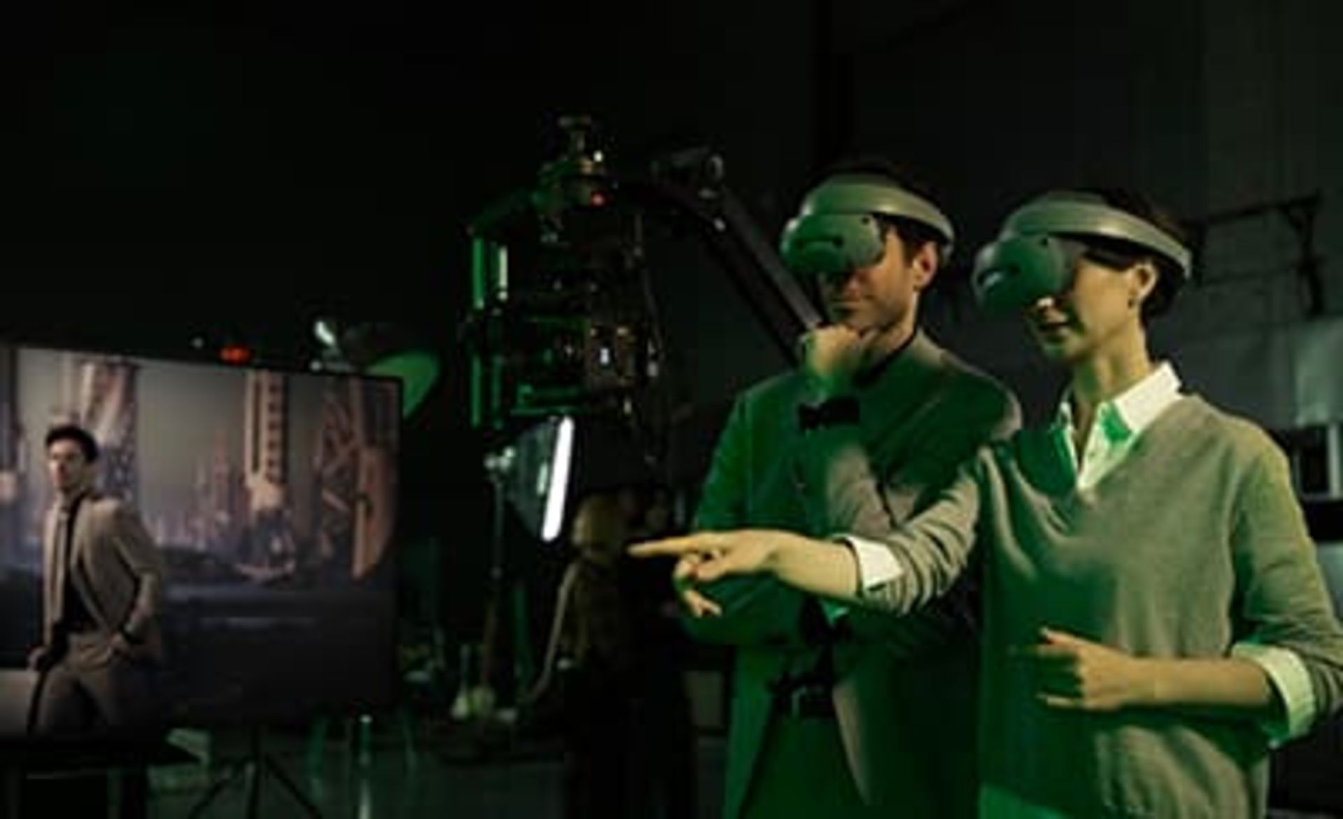 دو نفر با هدست واقعیت ترکیبی سونی Sony