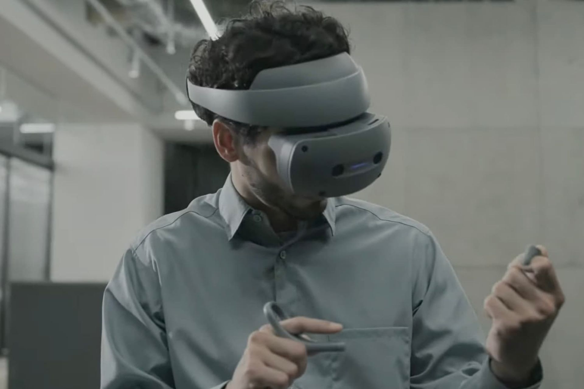 هدست واقعیت ترکیبی سونی Sony روی صورت مرد جوان