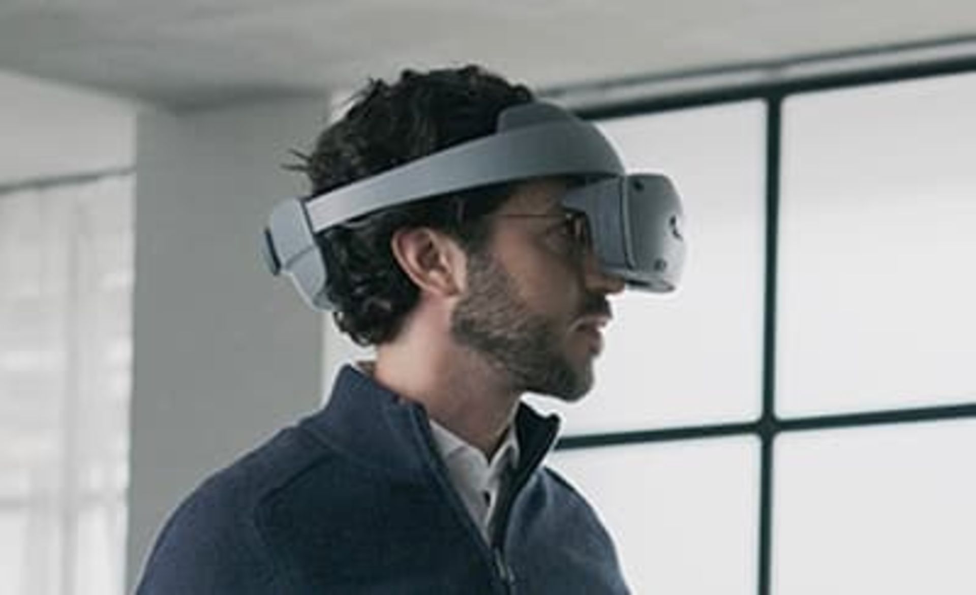 نیم رخ مرد جوان با هدست واقعیت ترکیبی سونی Sony