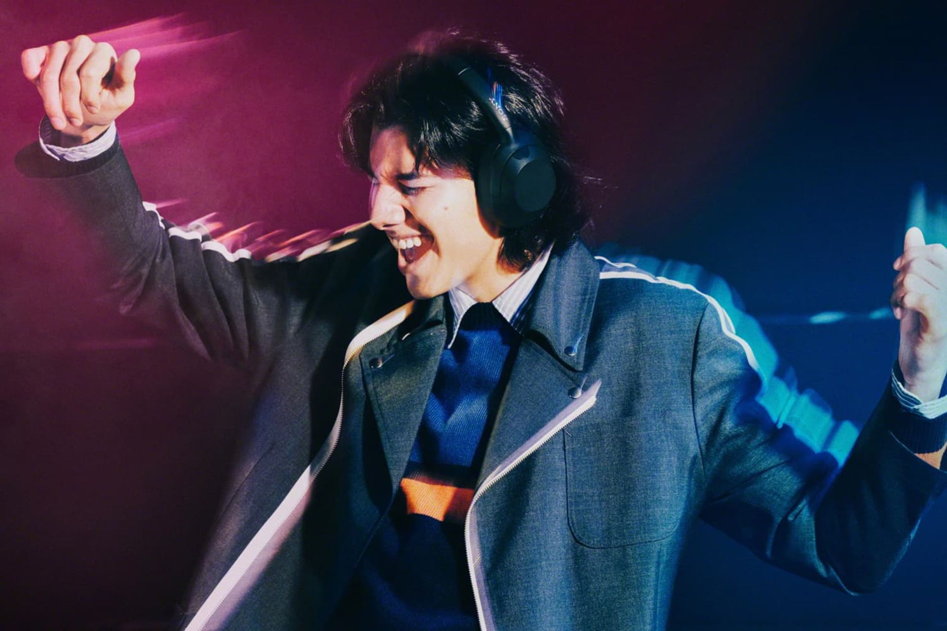 پسر جوان در حال رقص با هدفون ULT 2024 سونی