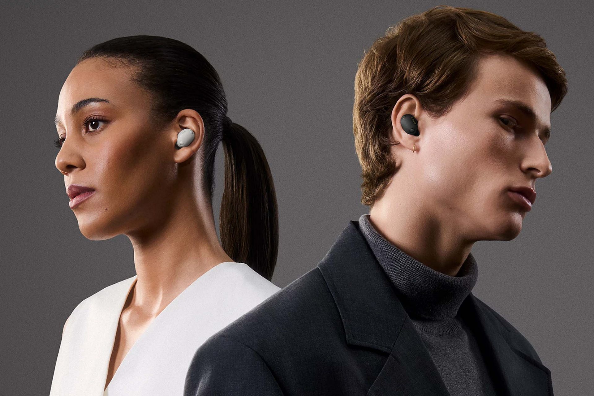 هندزفری WF-1000XM5 سونی در گوش مرد و زن جوان