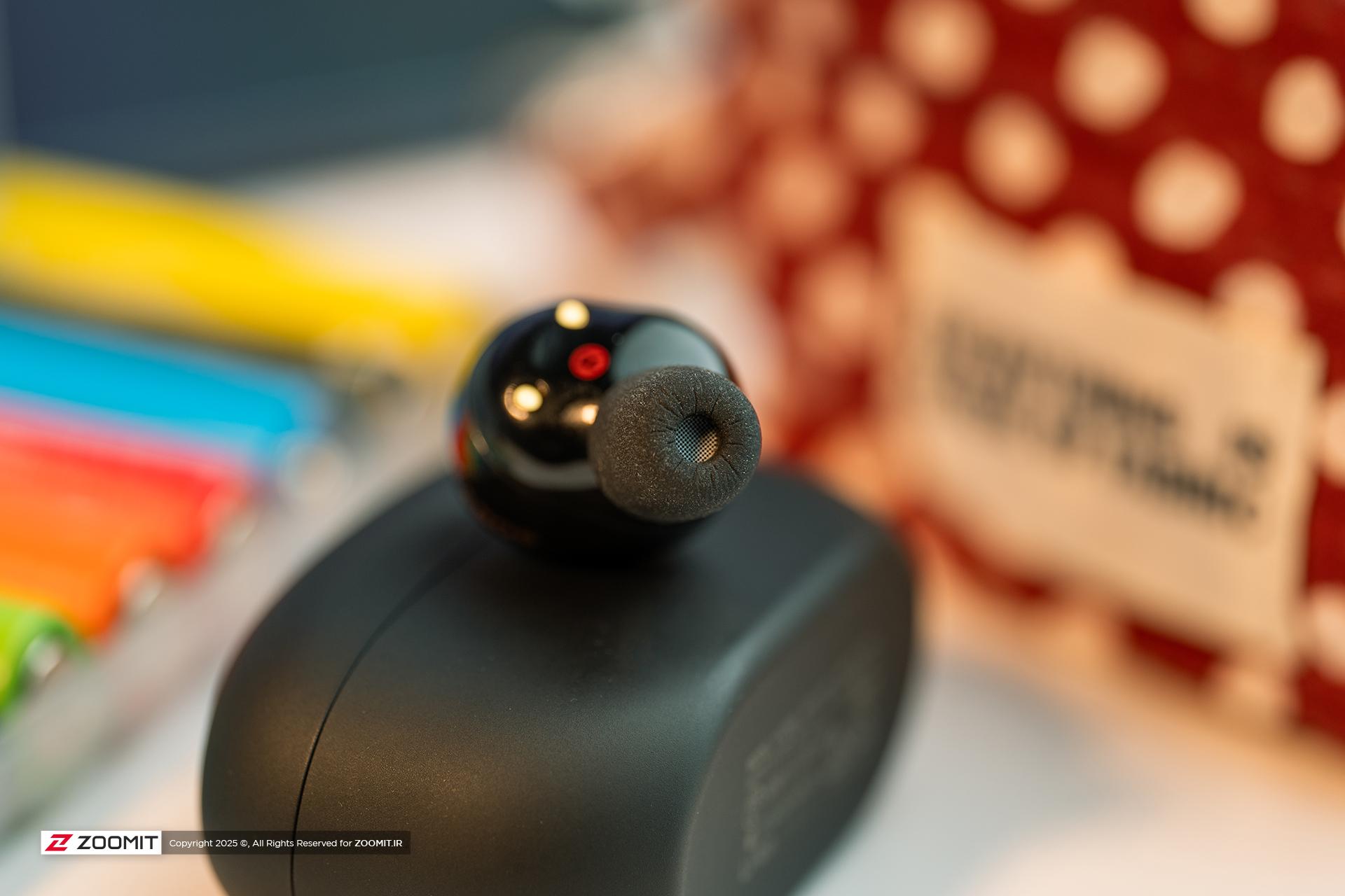 ایرباد WF1000xm5 سونی مدل مشکی روی کیس شارژ