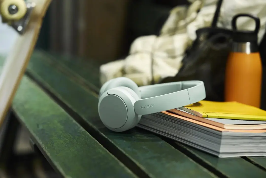 هدفون بی‌سیم سونی (Sony WH-1000XM4) رنگ آبی روشن روی میز