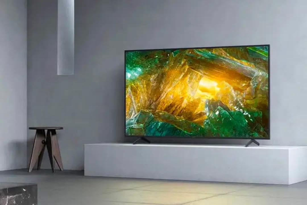 تلویزیون X800H سونی در داخل پذیرایی رندر رسمی