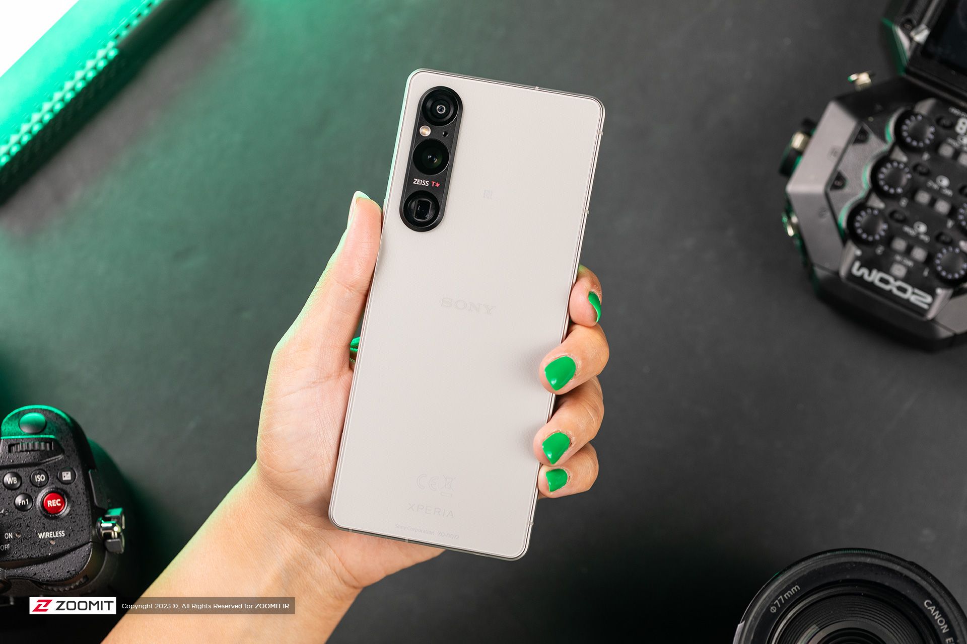 طراحی پنل پشت اکسپریا ۱ مارک ۵ سونی - Sony Xperia 1 V از نمای دیگر