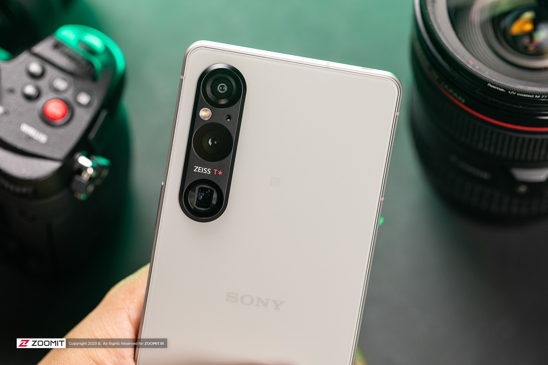 کلوزآپ دوربین‌های اکسپریا ۱ مارک ۵ سونی - Sony Xperia 1 V از نمای دیگر