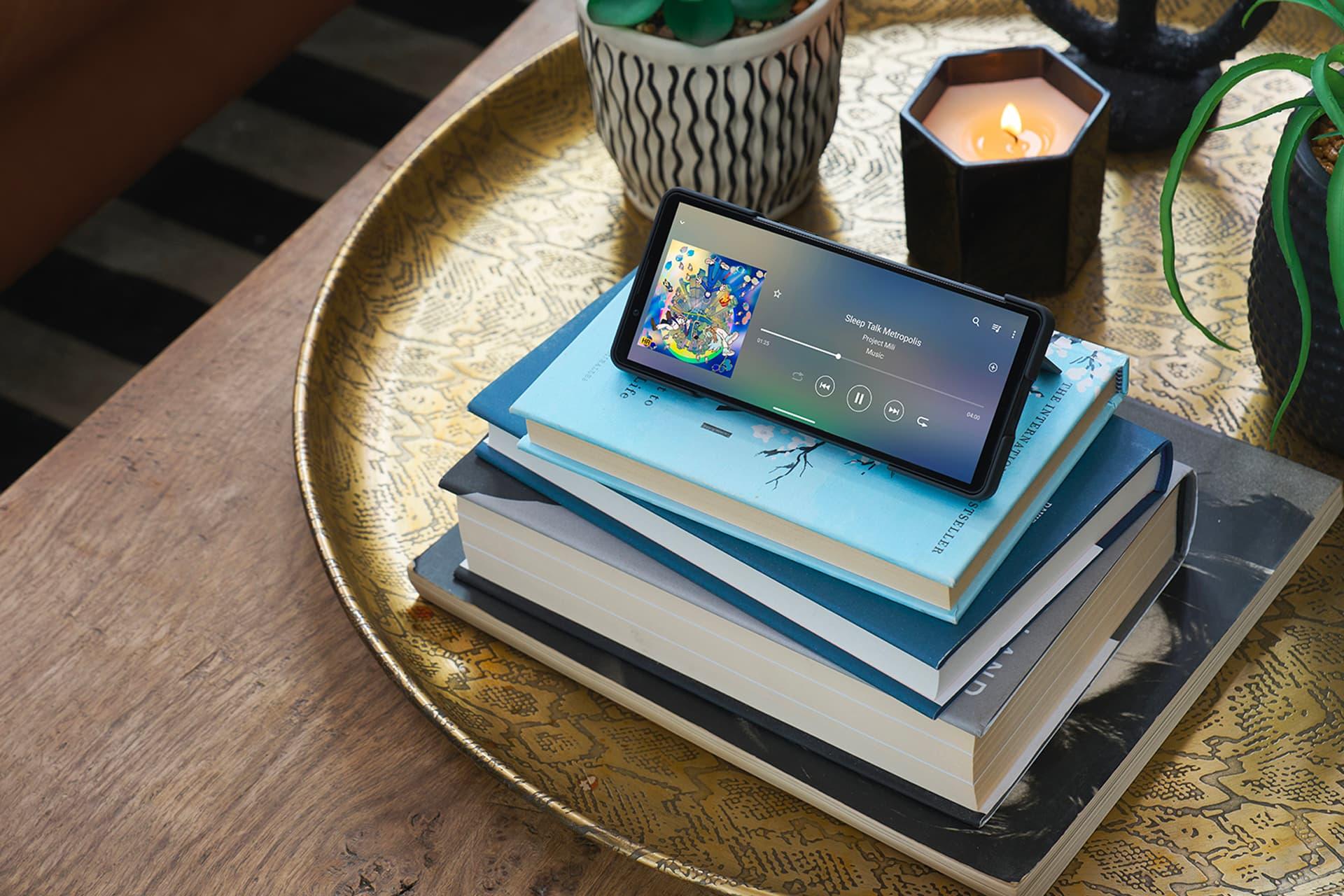 گوشی اکسپریا ۵ مارک ۵ سونی / Xperia 5 V روی کتاب