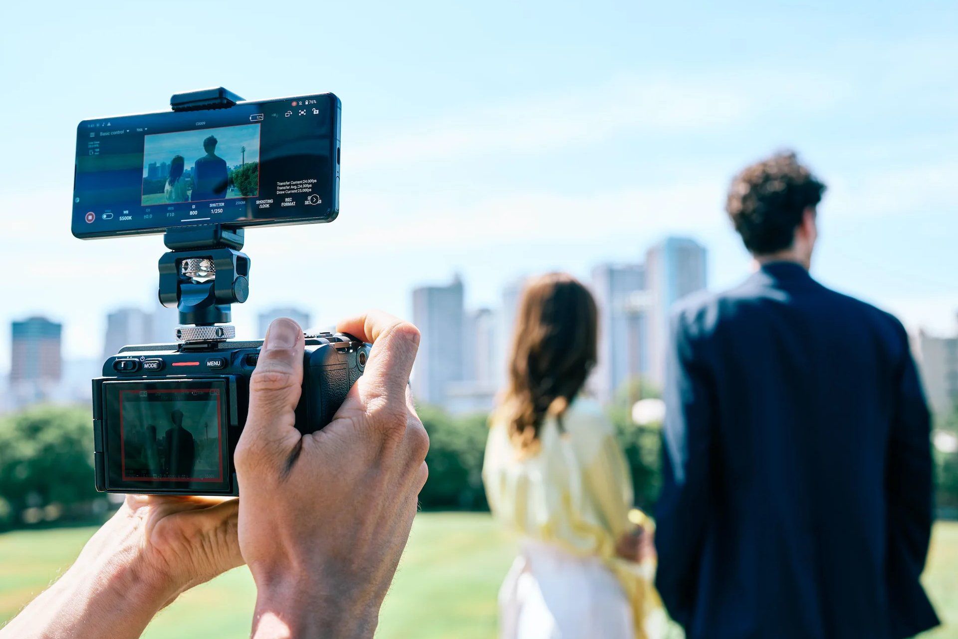 گوشی سونی روی دوربین درحال عکاسی از مرد و زن