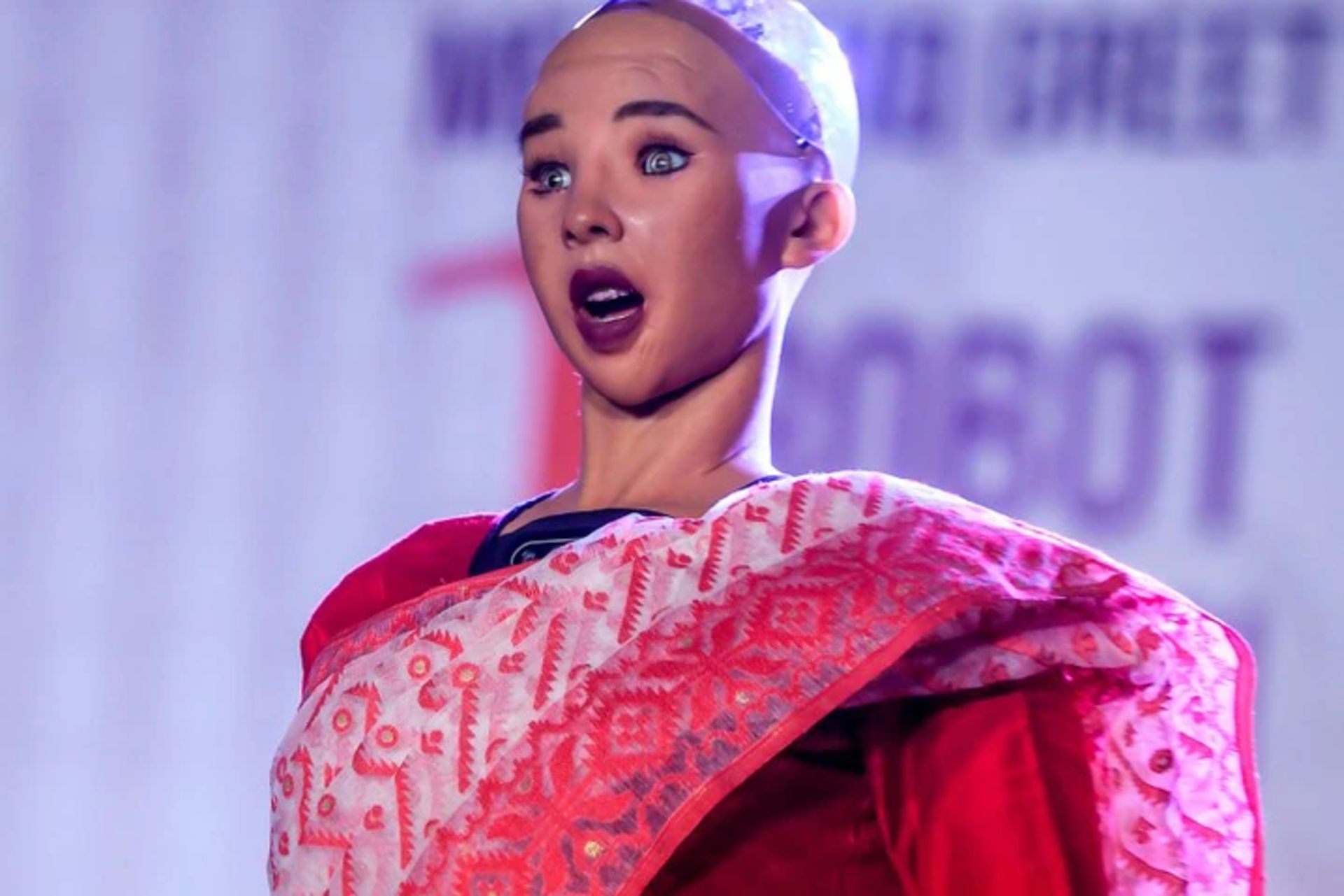 ربات انسان‌نمای سوفیا درحال سخنرانی با لباس هندی
