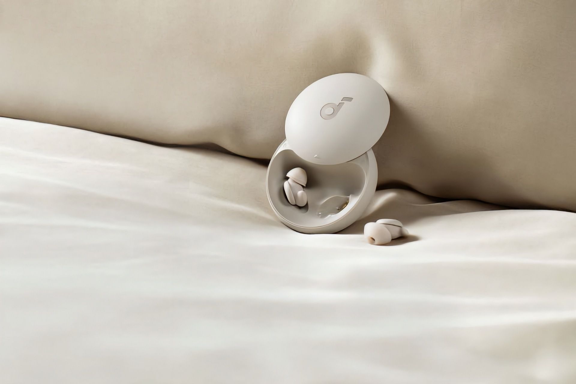 هدفون Soundcore Sleep A20 انکر روی تخت خواب