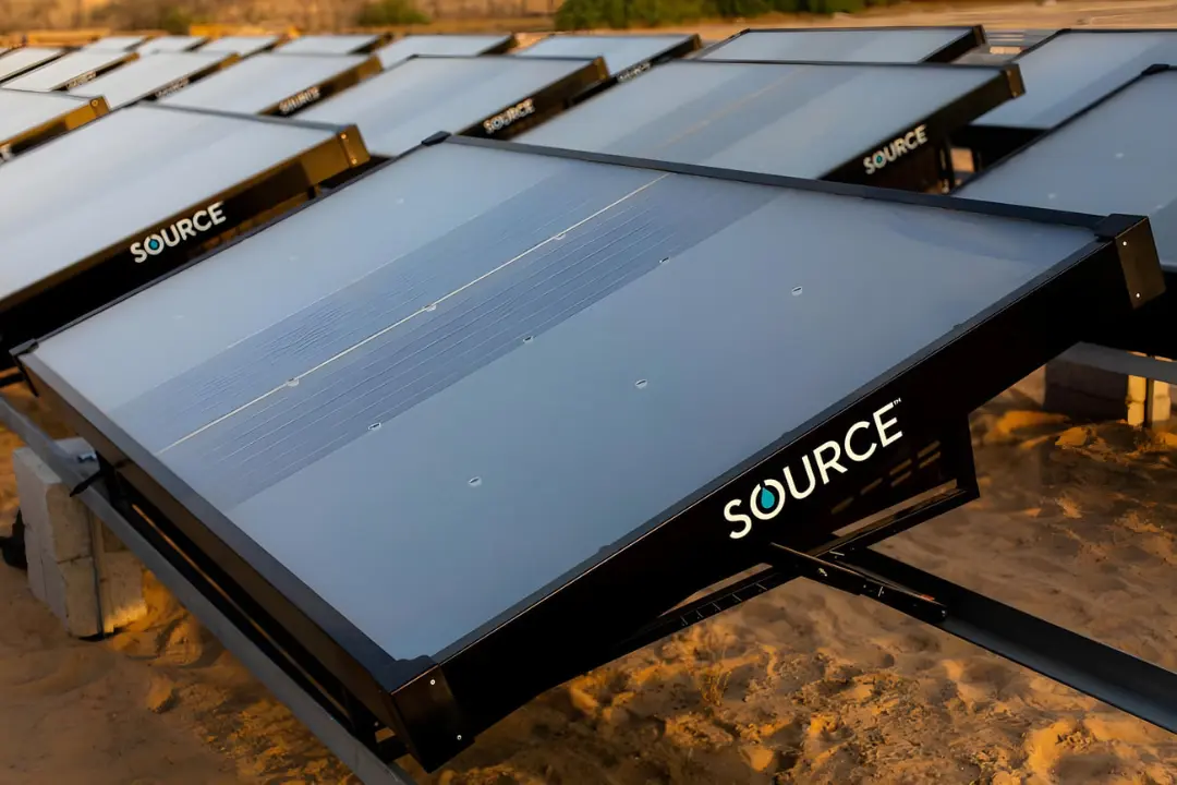 پنل‌های تولید آب (Hydropanel) شرکت SOURCE Global در یک محیط بیابانی