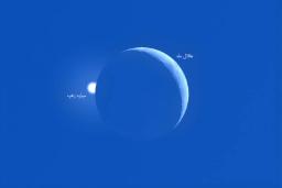 هلال ماه و سیاره زهره (Venus) در پهنه آبی آسمان