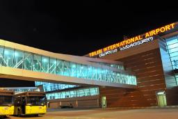 ساختمان فرودگاه بین‌المللی تفلیس (Tbilisi International Airport) در شب