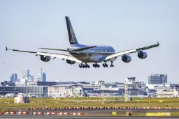 هواپیمای سنگاپور ایرلاینز (Singapore Airlines) در حال فرود روی باند فرودگاه