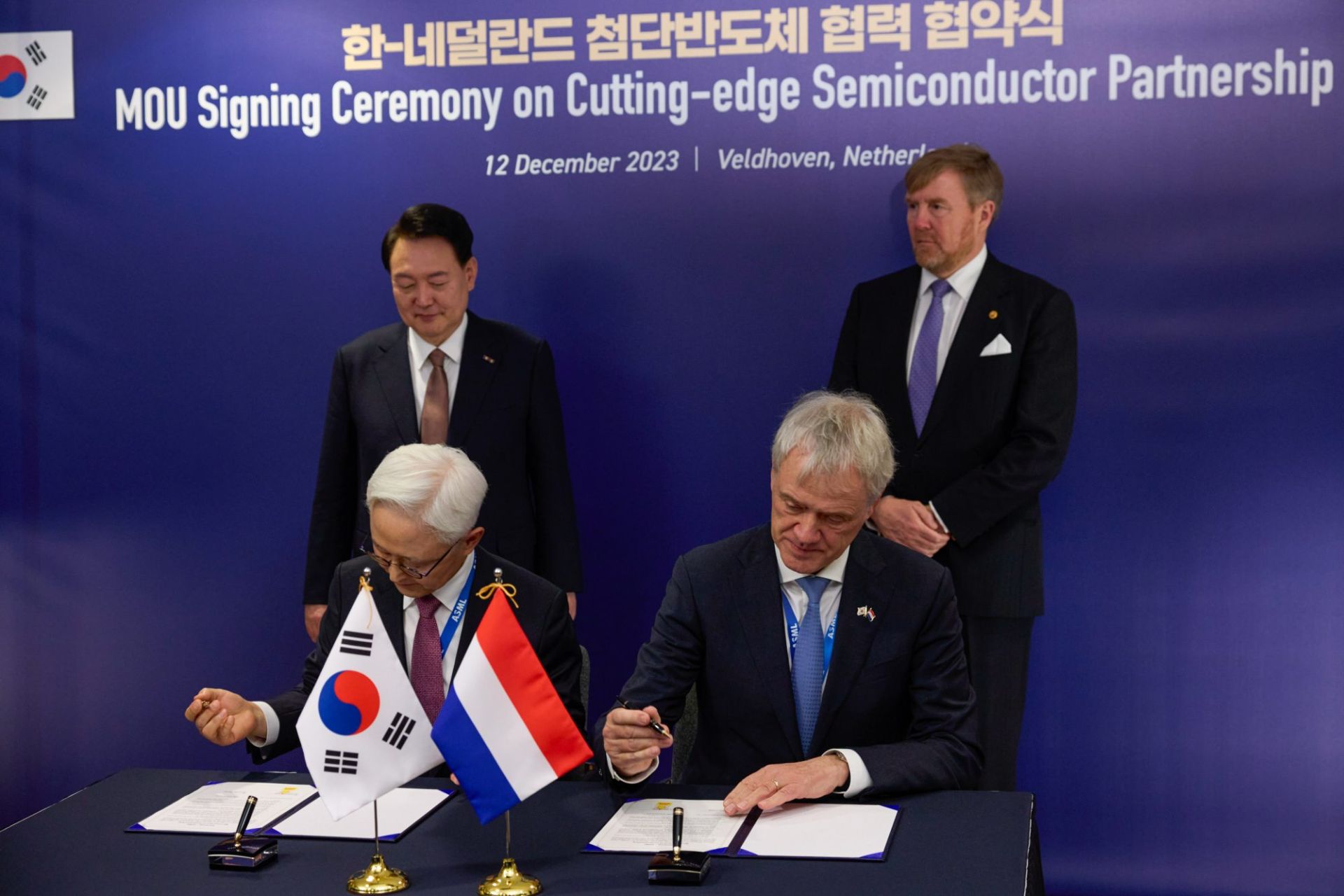 دو نفر از کره با دو نفر از هلند در حال امضای توافق