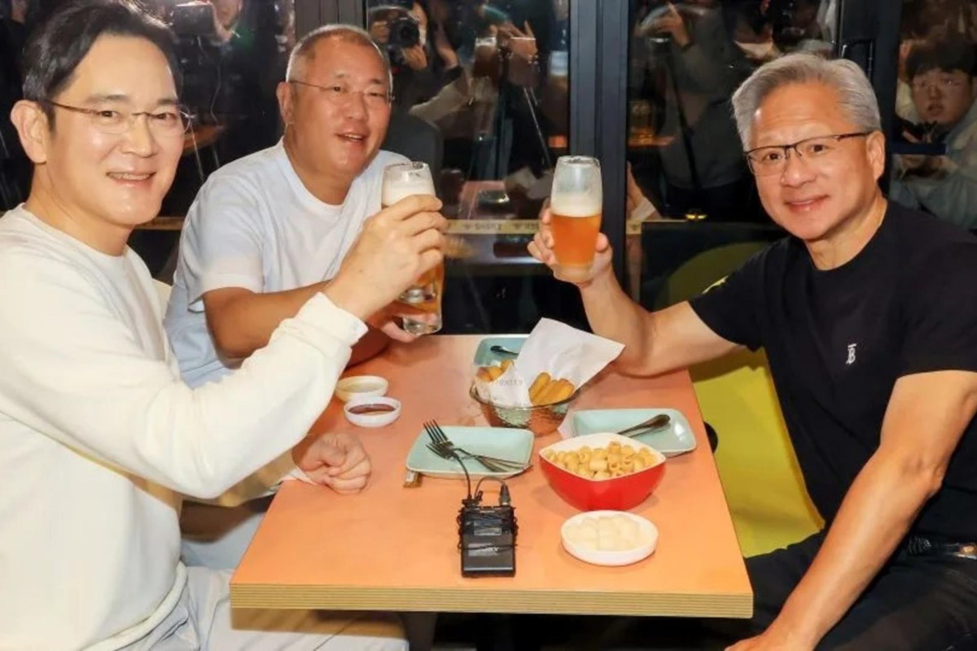 سه مرد آسیایی در یک رستوران در حال غذاخوردن