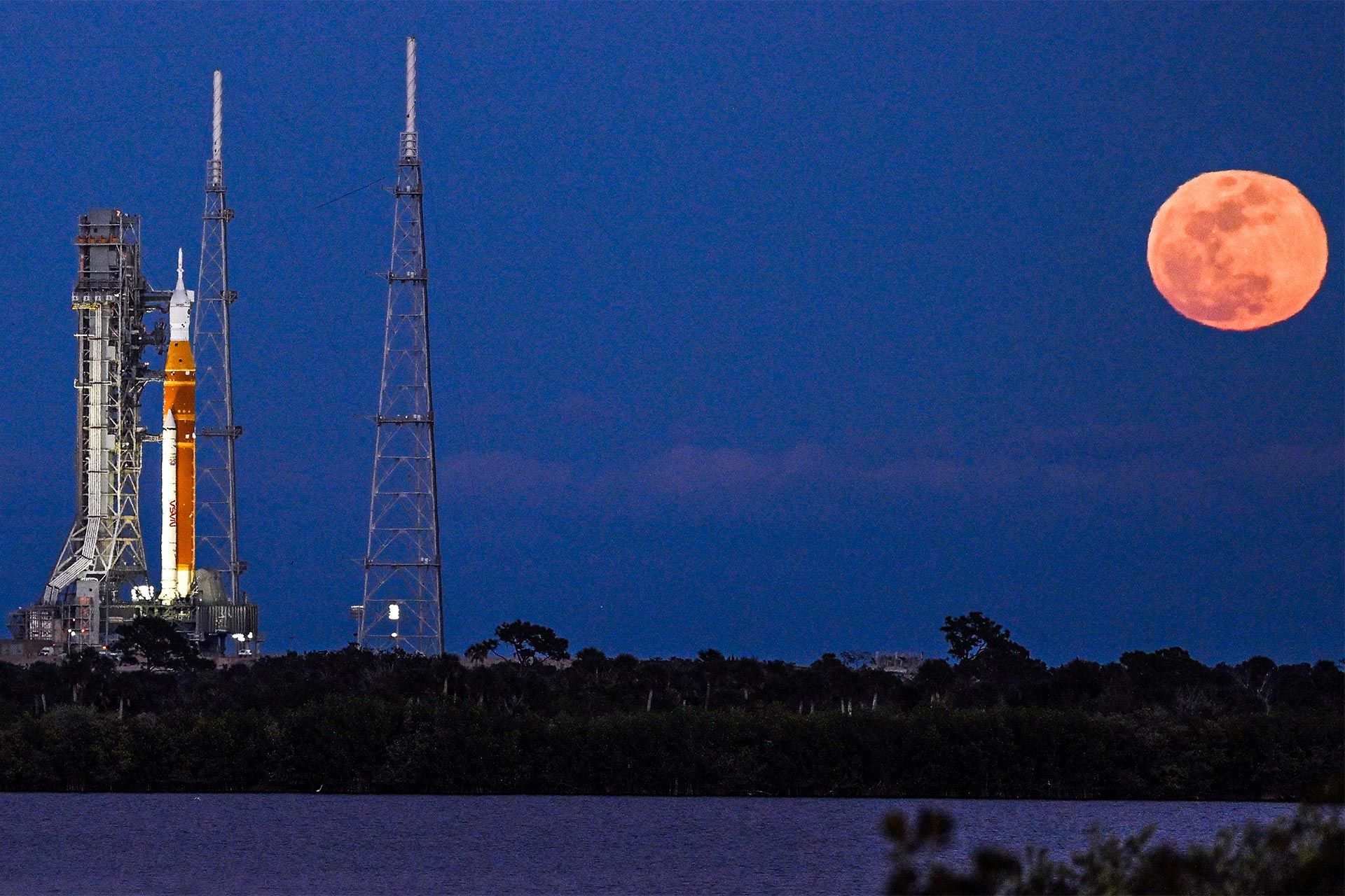 موشک اسپیس لانچ سیستم در تاریکی شب روی سکوی پرتاب