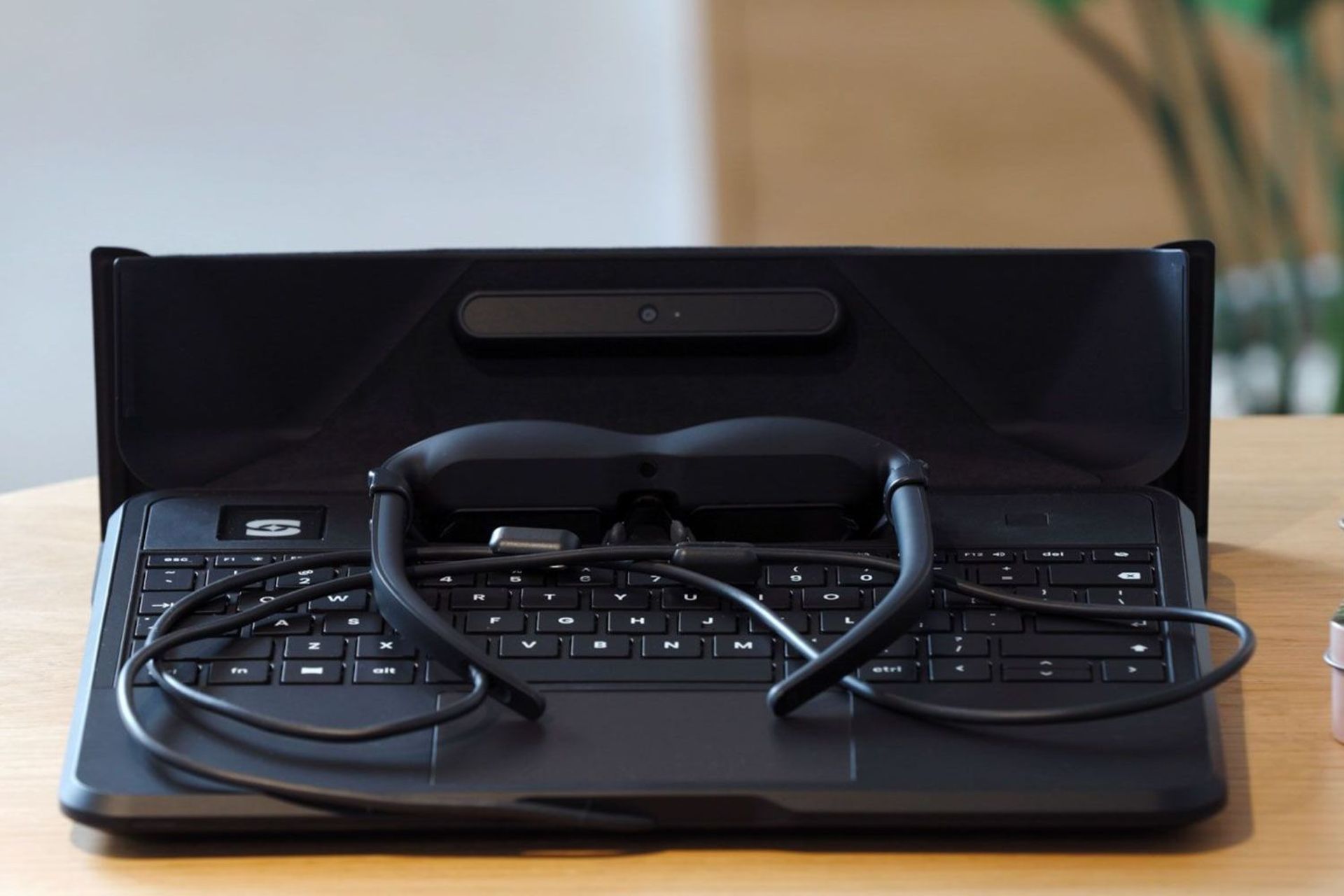 لپ تاپ واقعیت افزوده Spacetop روی میز