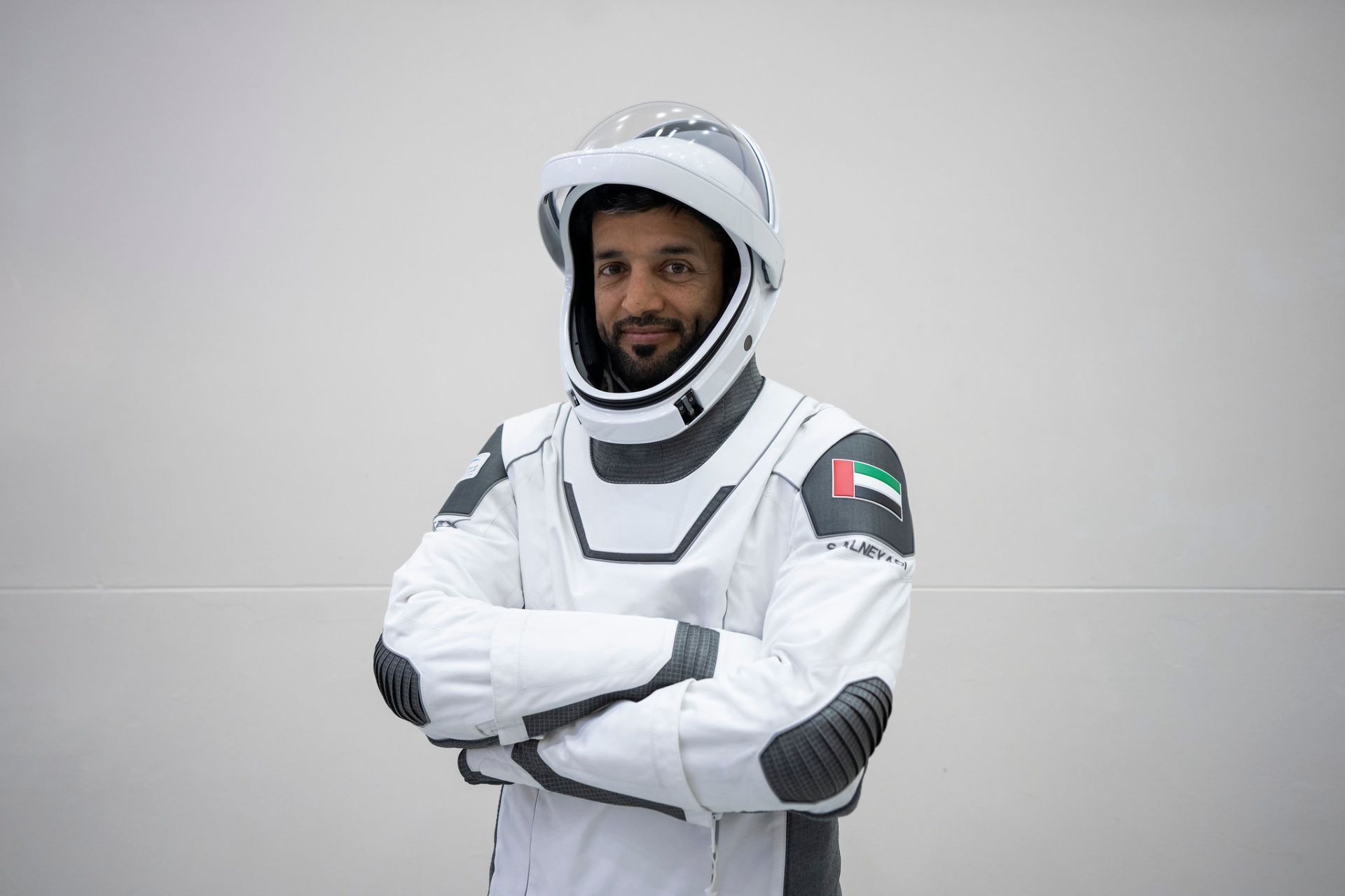 سلطان النیادی فضانورد اماراتی در لباس فضانوردی اسپیس ایکس