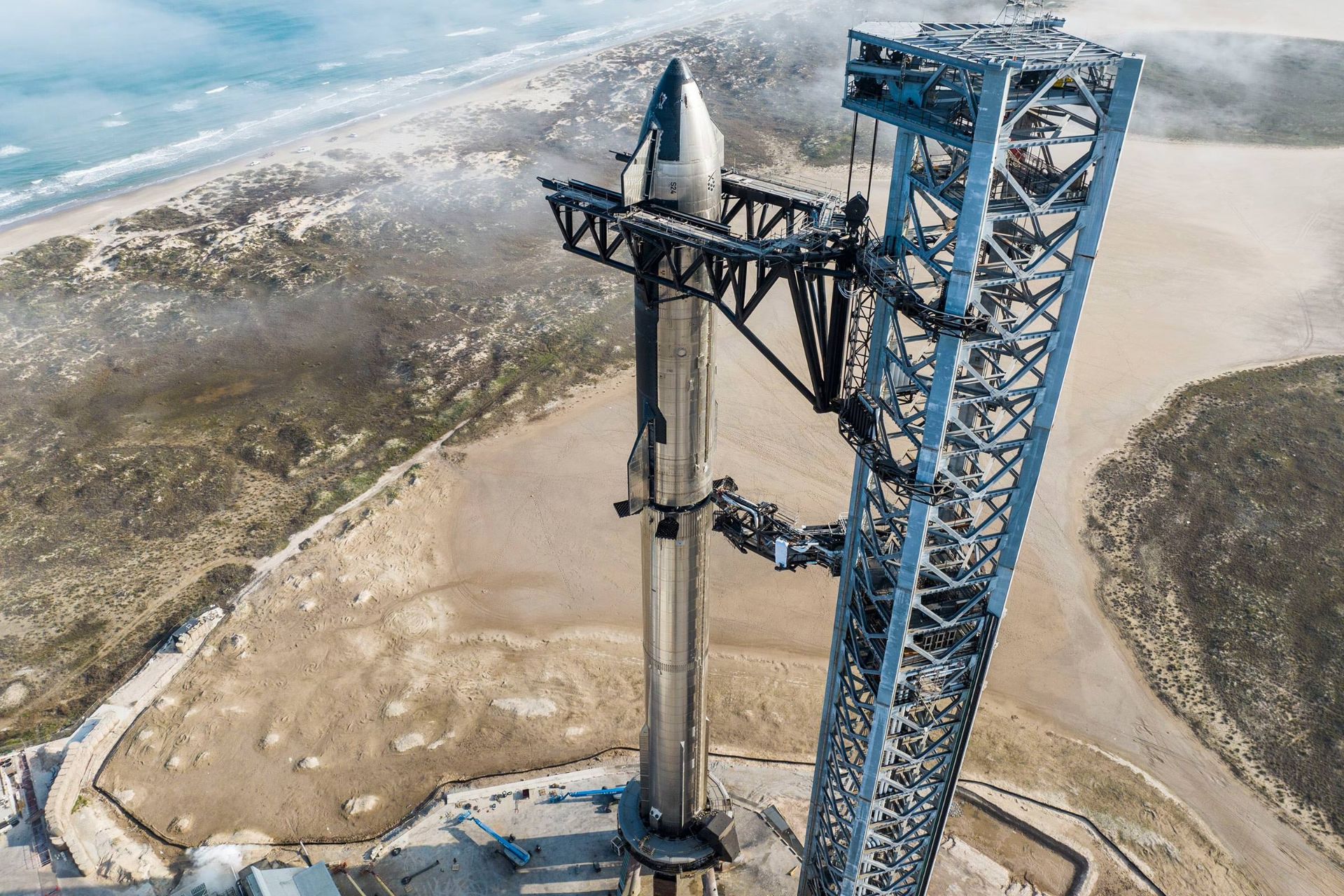 استارشیپ برفراز سوپرهوی روی سکوی پرتاب از نمای بالا