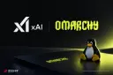 لوگوی اسپیس‌ایکس‌ای‌آی (SpaceXAI) و اوماکوم (Omarchy) در کنار مجسمه پنگوئن لینوکس