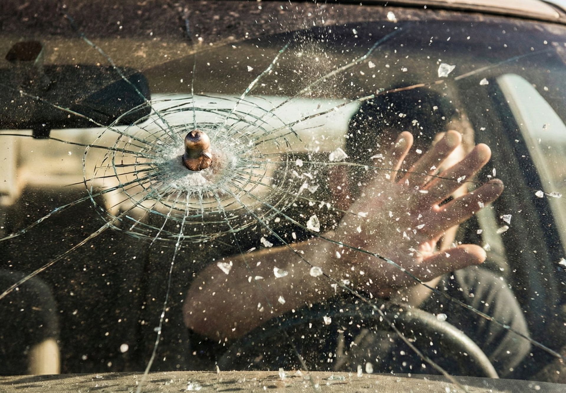 پدیده اسپال. وقتی ترکش‌های تیز شیشه به سمت داخل پرتاب می‌شود