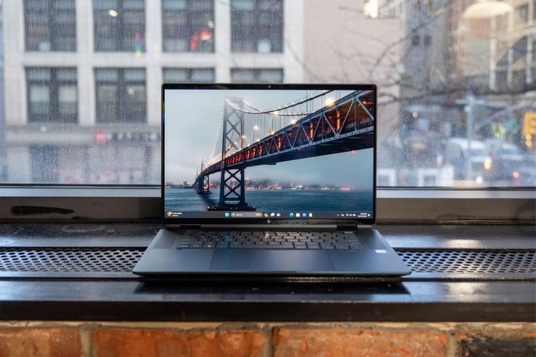 لپ‌تاپ Spectre x360 کنار پنجره