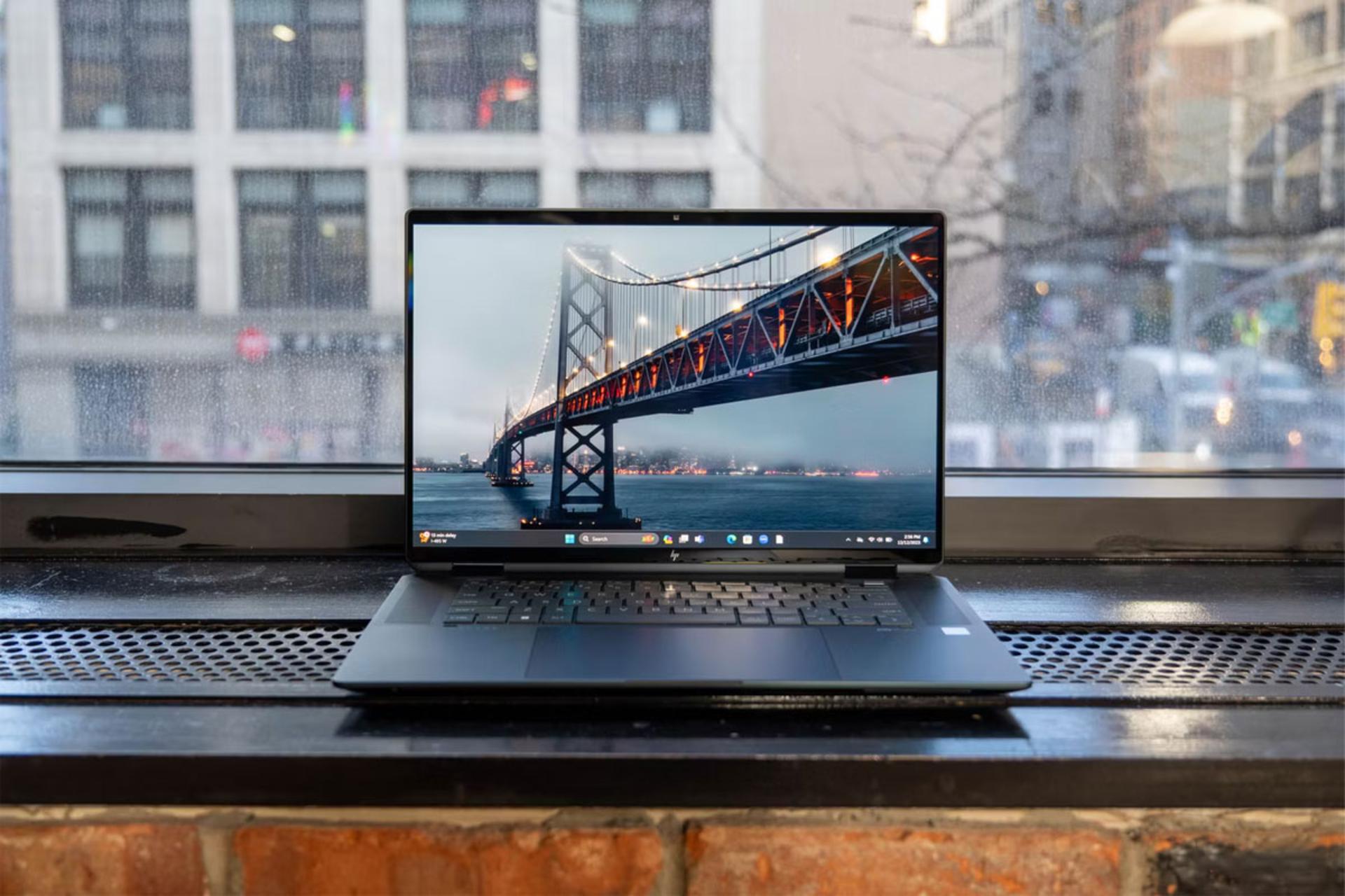 لپ‌تاپ Spectre x360 کنار پنجره