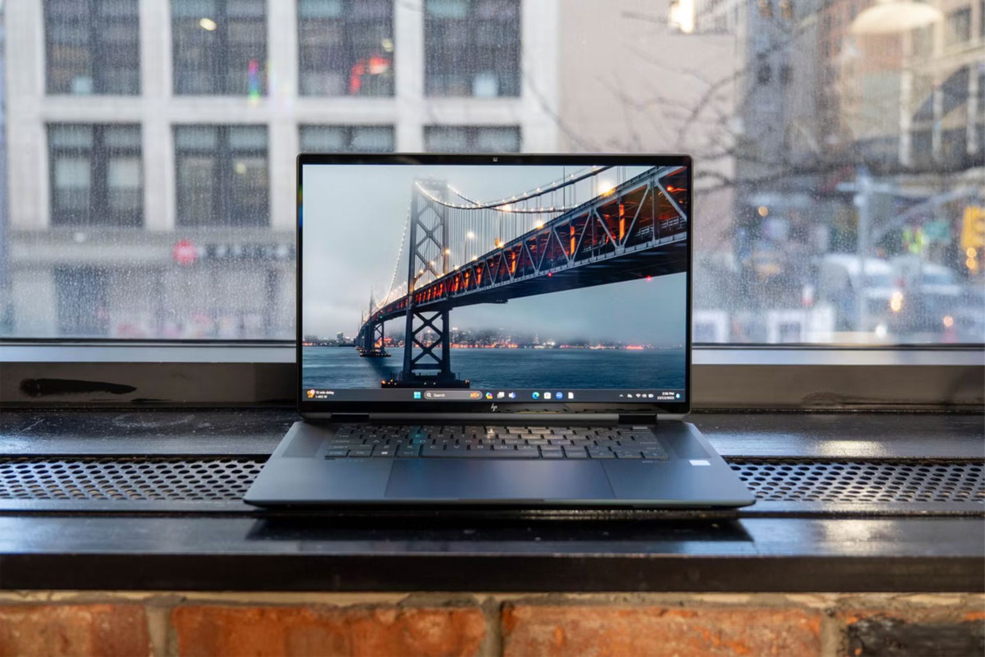 لپ‌تاپ Spectre x360 کنار پنجره