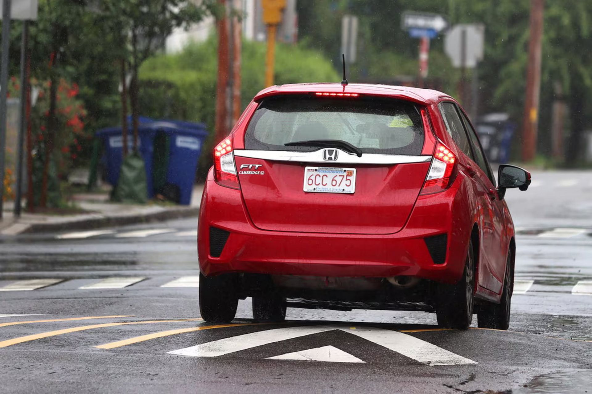 خودرویی در حال عبور از روی سرعت‌گیر خیابان