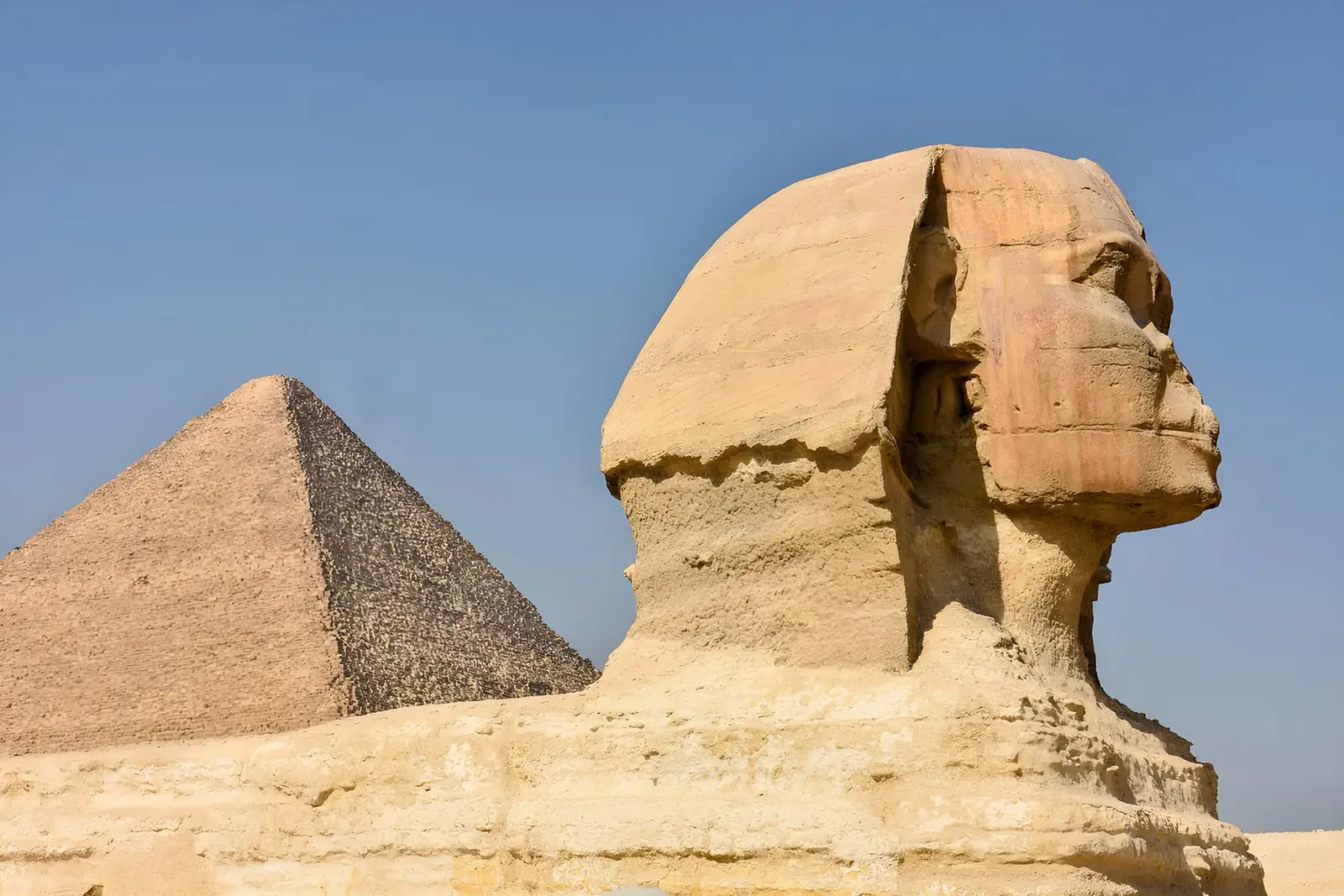 مجسمه ابوالهول در کنار اهرام در مصر