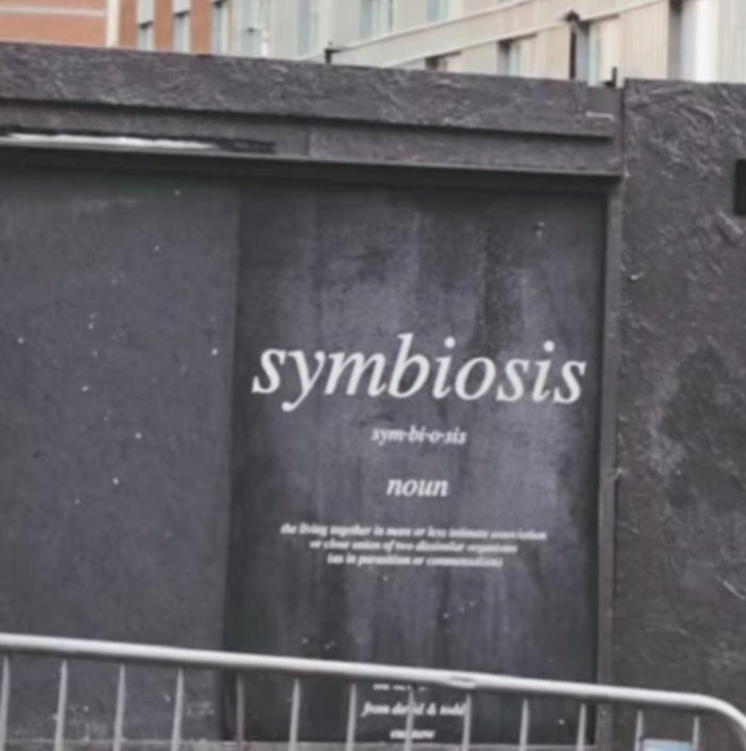 پوستر با عبارت Symbiosis روی دیوار