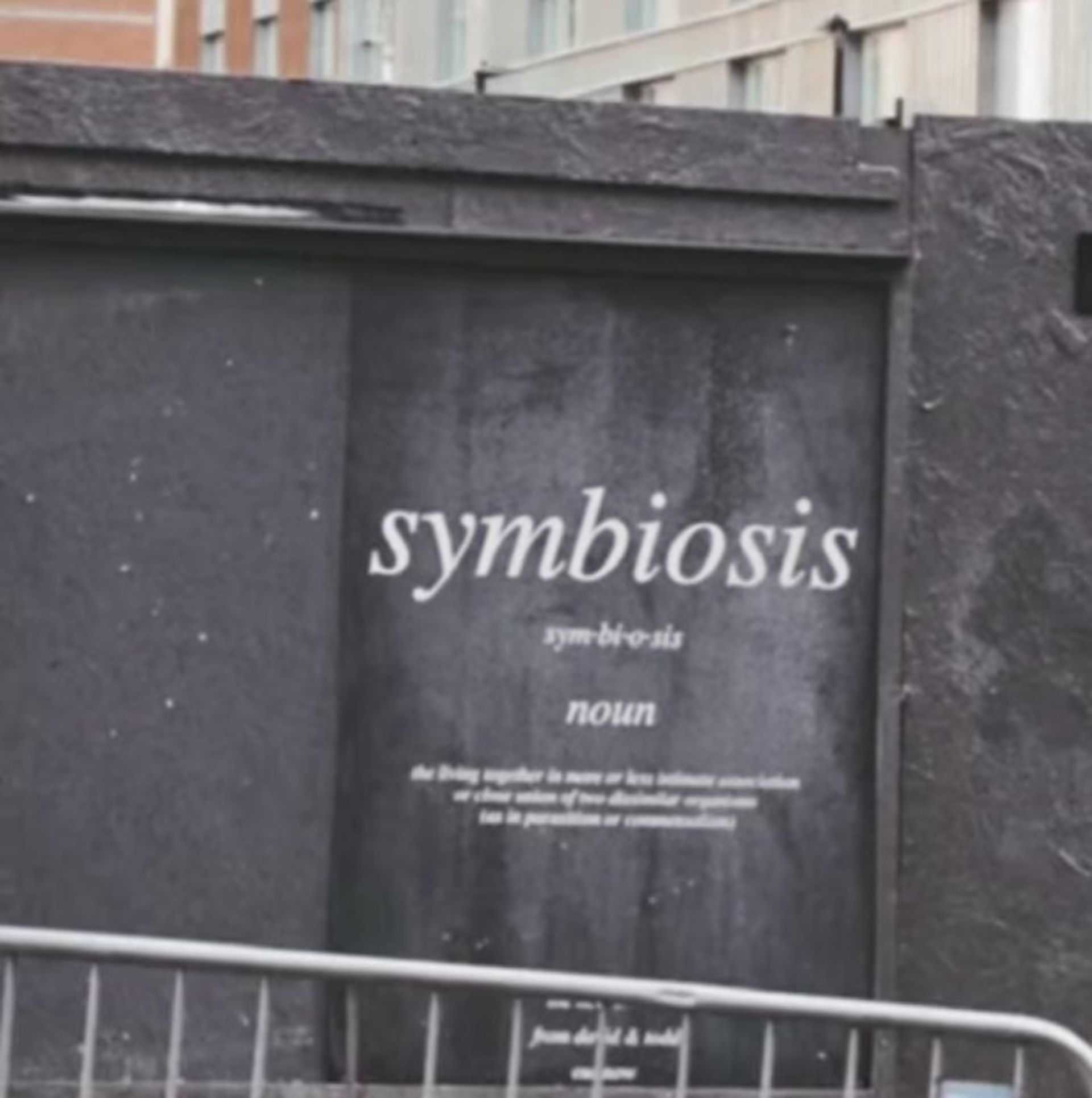 پوستر با عبارت Symbiosis روی دیوار