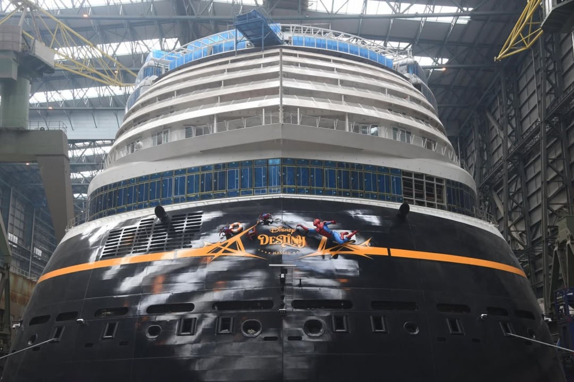 مجسمه‌ی مرد عنکبوتی در قسمت انتهایی کشتی