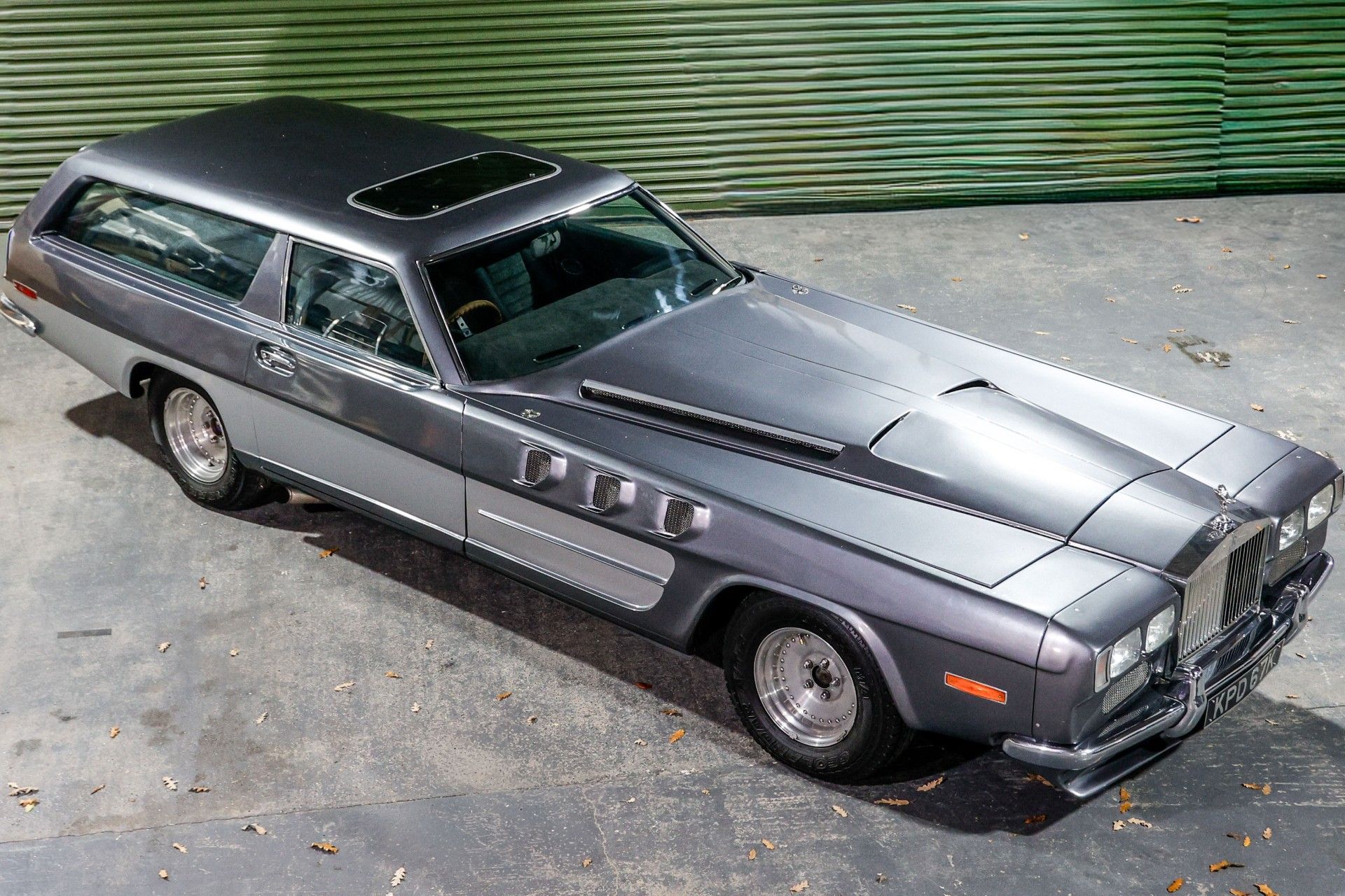 نمای سه‌چهارم جلو خودرو The Beast از بالا