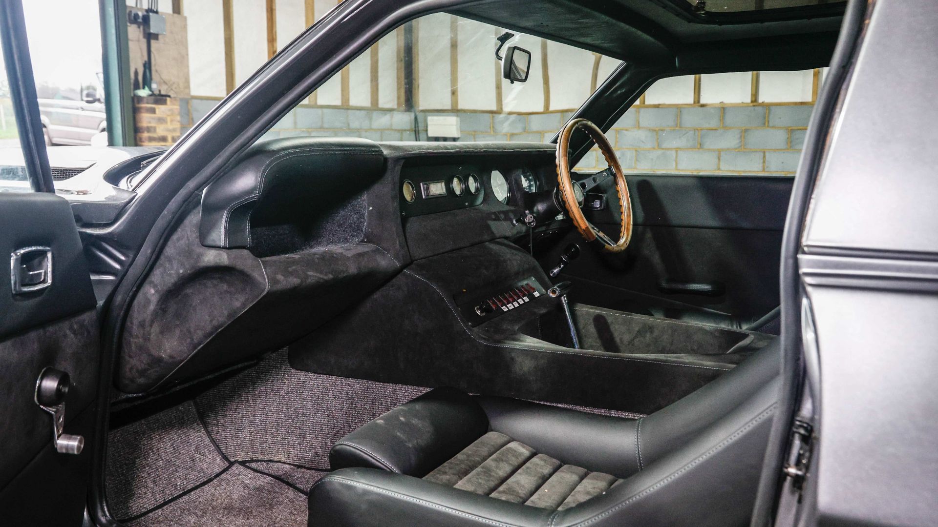 نمای داخل خودرو The Beast 