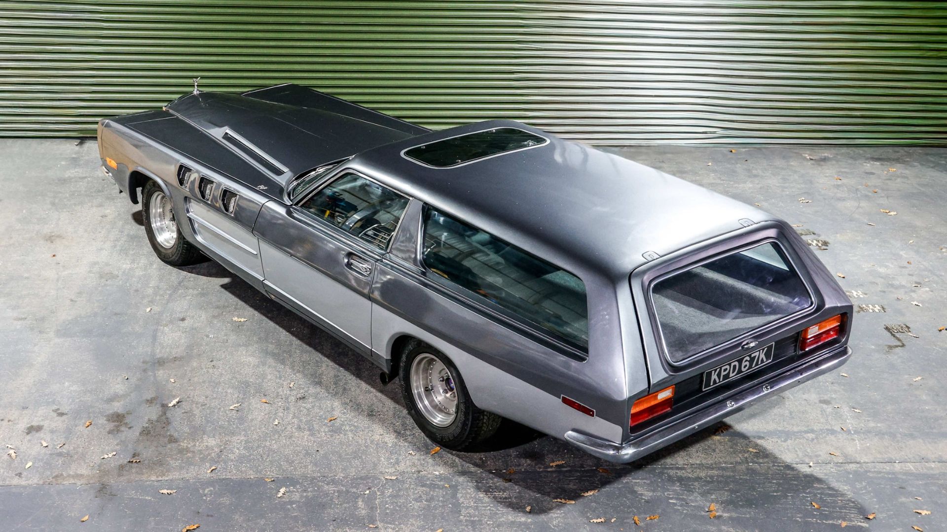 نمای سه‌چهارم عقب خودرو The Beast از بالا