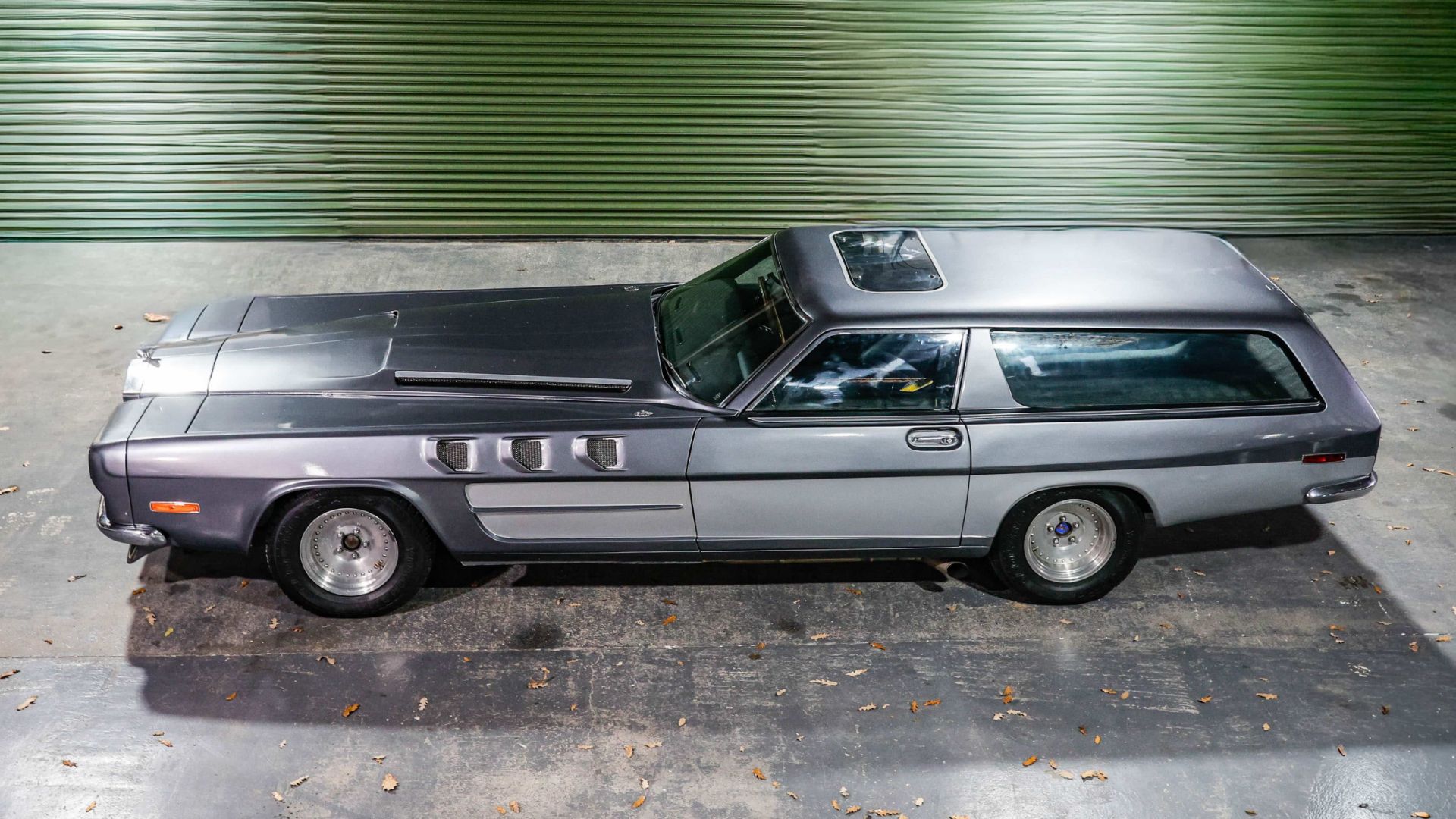 نمای جانبی خودرو The Beast از بالا