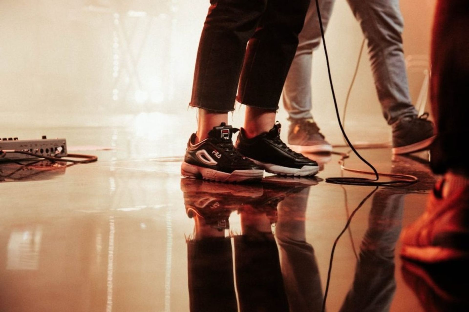 کفش اسپرت راحتی در پای یک فرد از نمای نزدیک