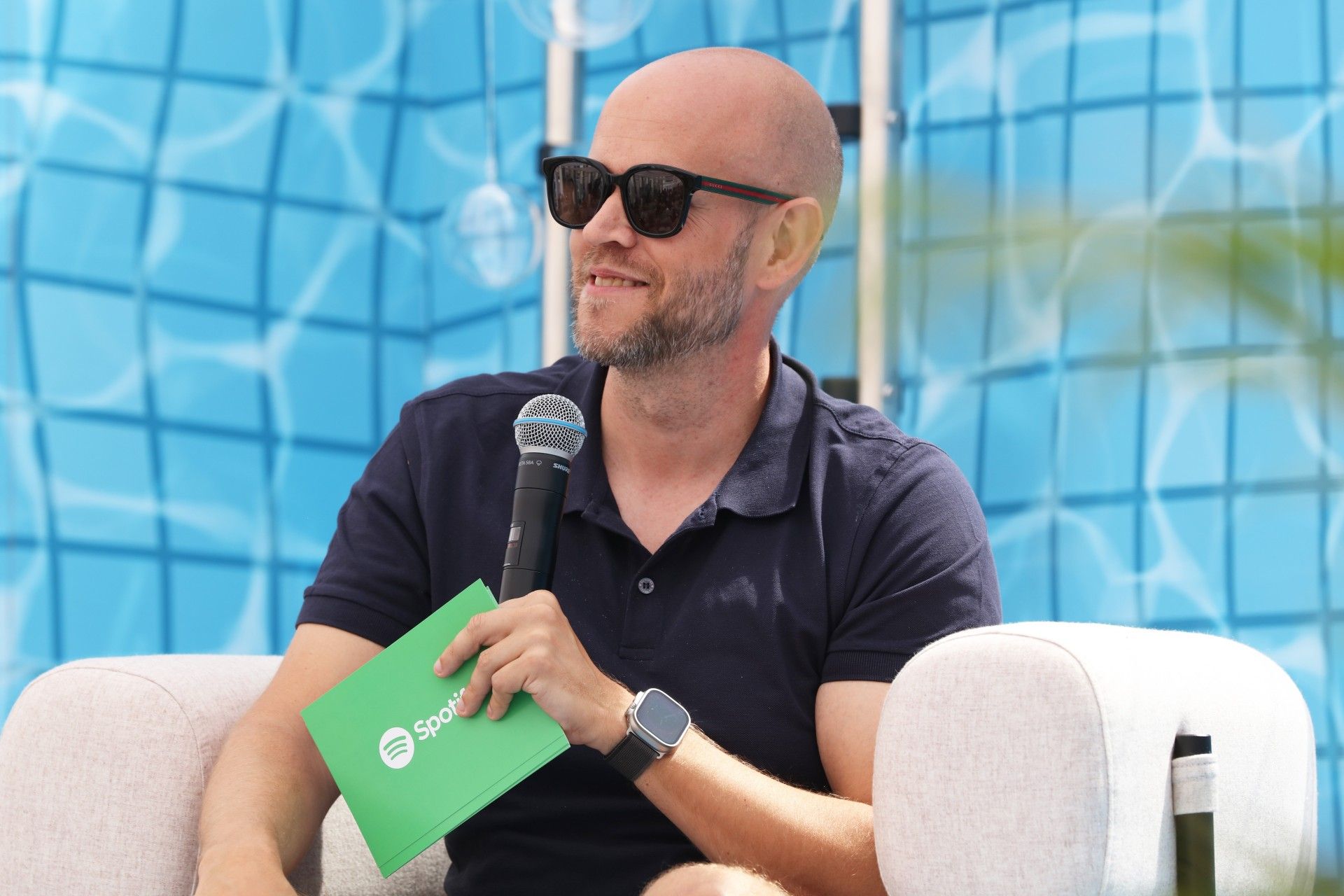 یک مرد جوان با عینک آفتابی روی صندلی