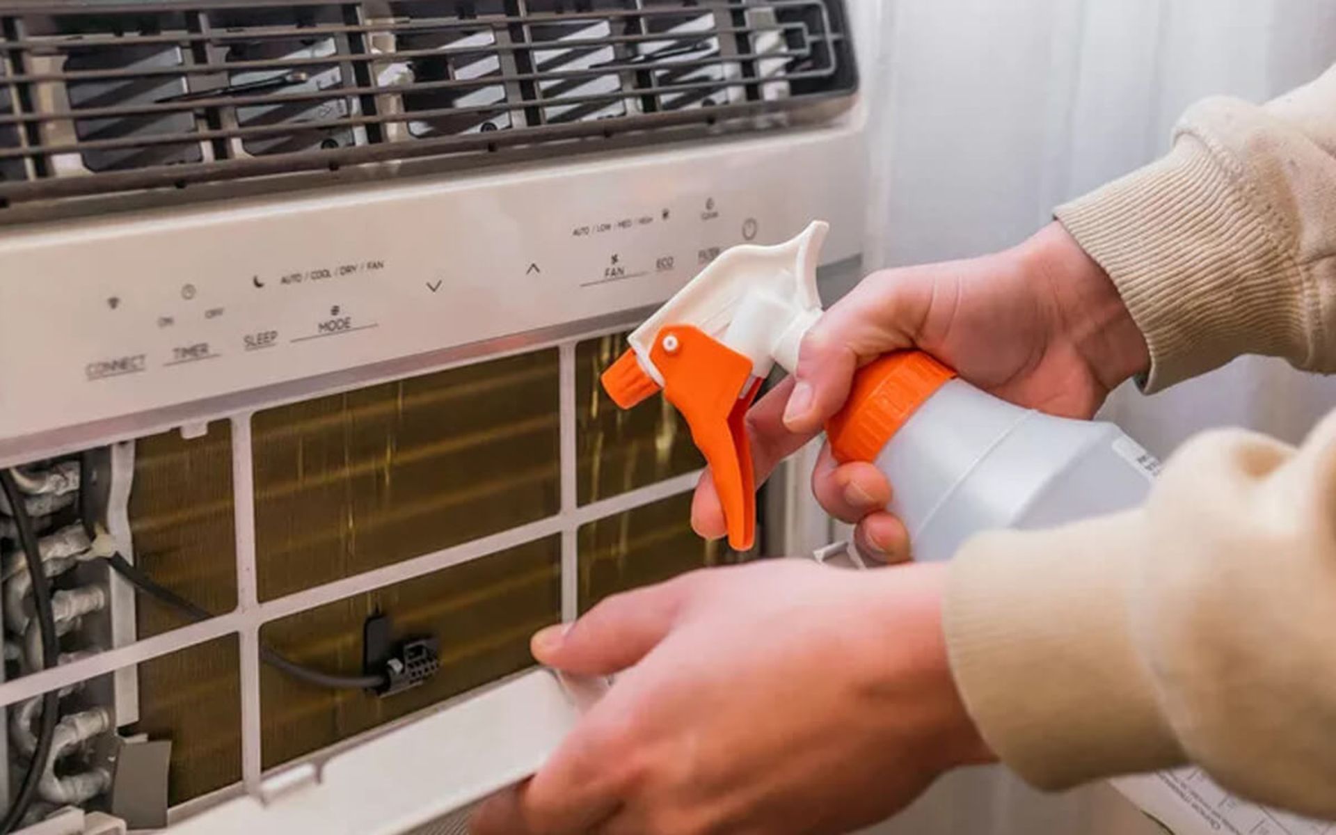 اسپری با آب اکسیژنه در کولر گازی پنجره‌ای