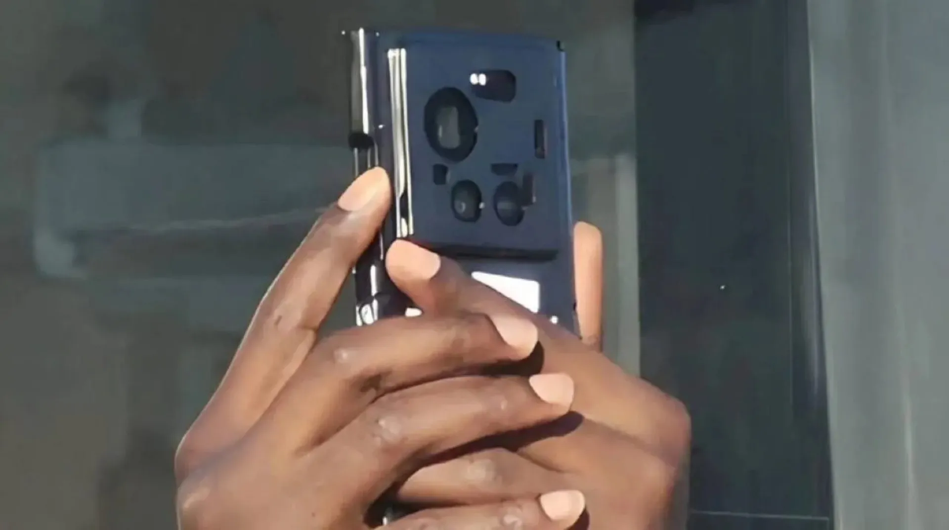 تصویر منتسب‌به شیائومی ۱۷ اولترا در دست یک فرد سیاه پوست