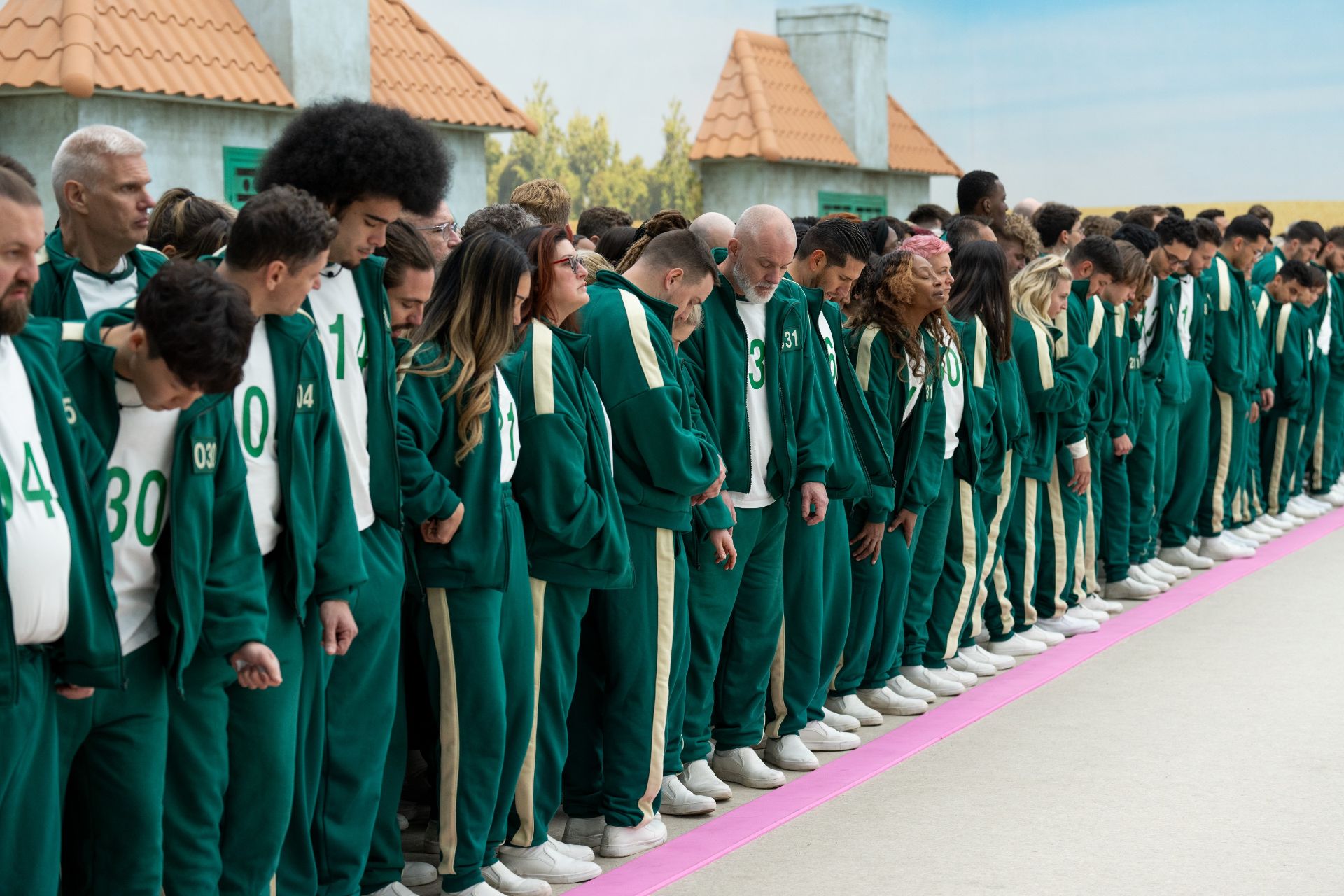 ایستادن شرکت‌کنندگان مسابقه‌ی تلویزیونی Squid Game: The Challenge