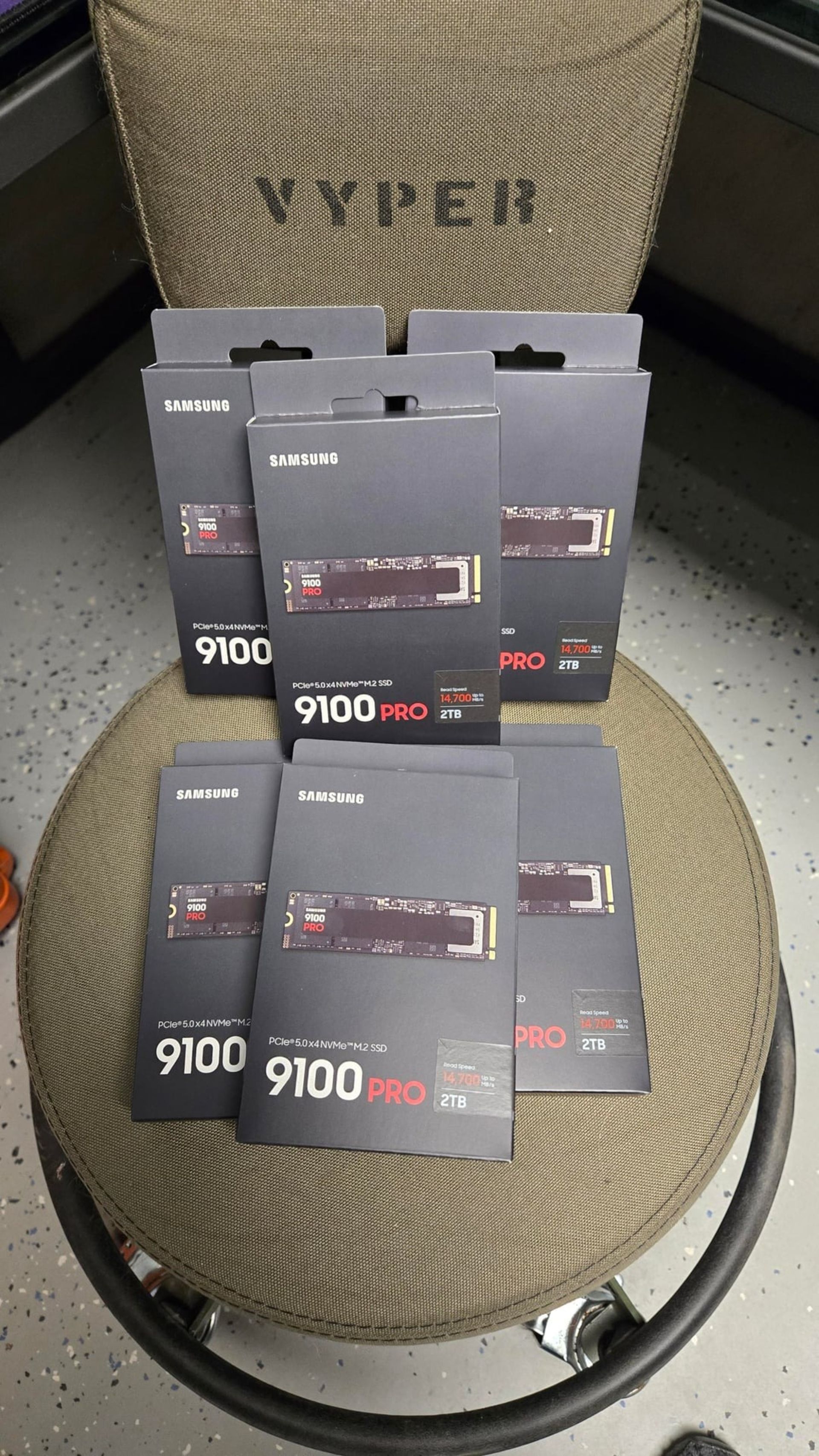 چند جعبه‌ی درایو اس‌اس‌دی سامسونگ روی صندلی