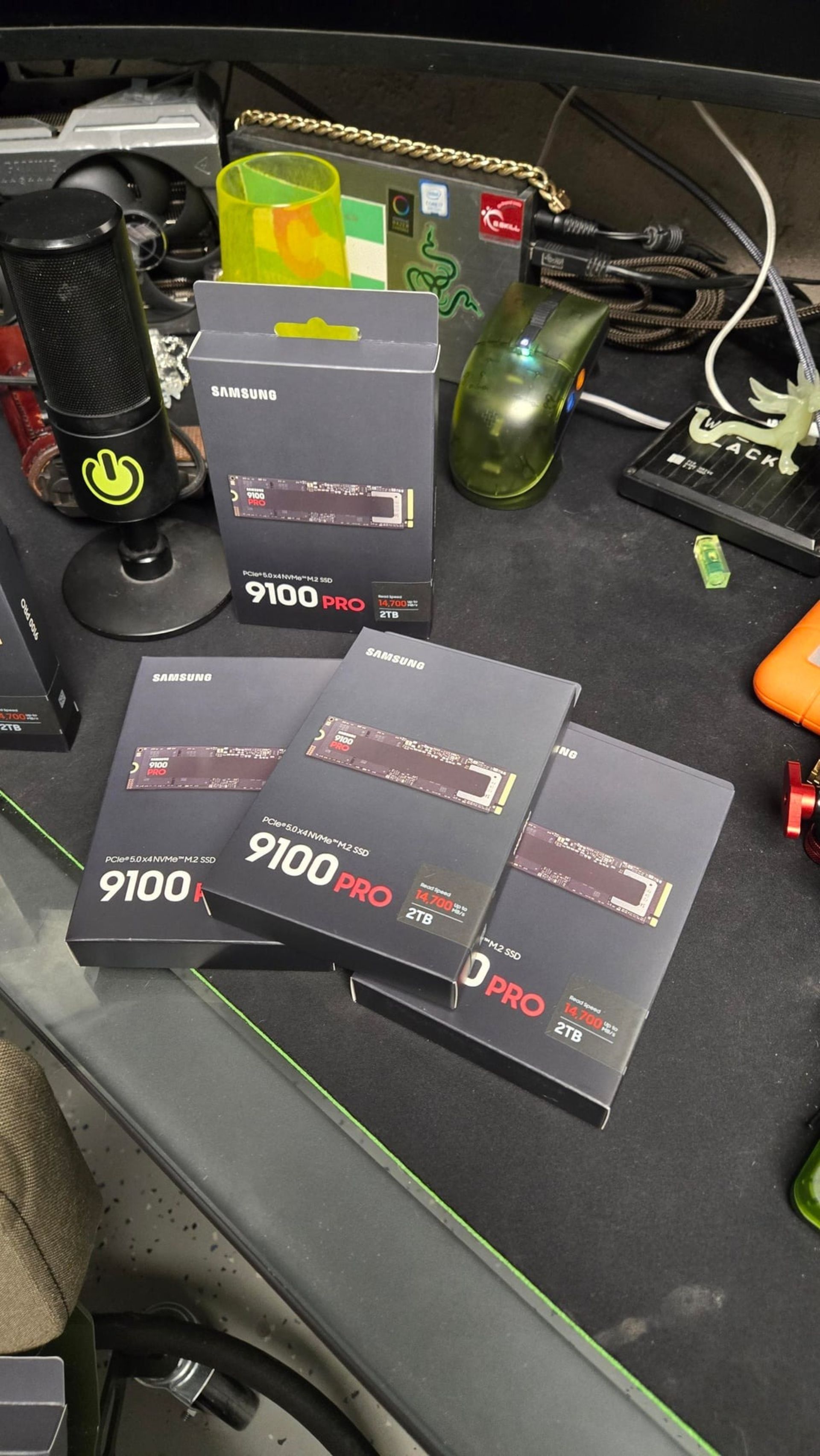 چند جعبه‌ی درایو اس‌اس‌دی سامسونگ روی میز