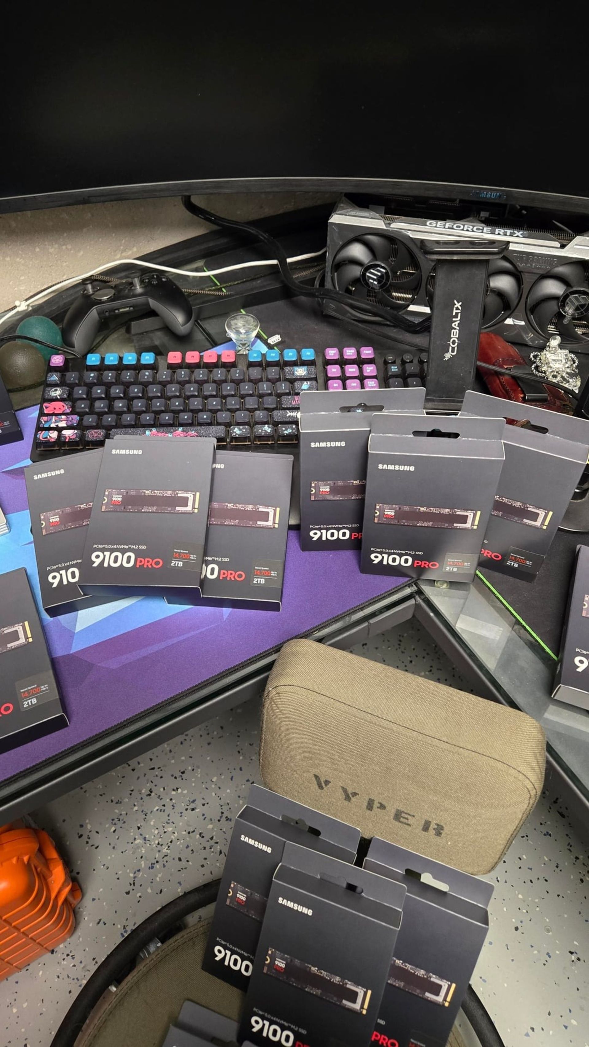 درایو اس‌اس‌دی سامسونگ روی میز