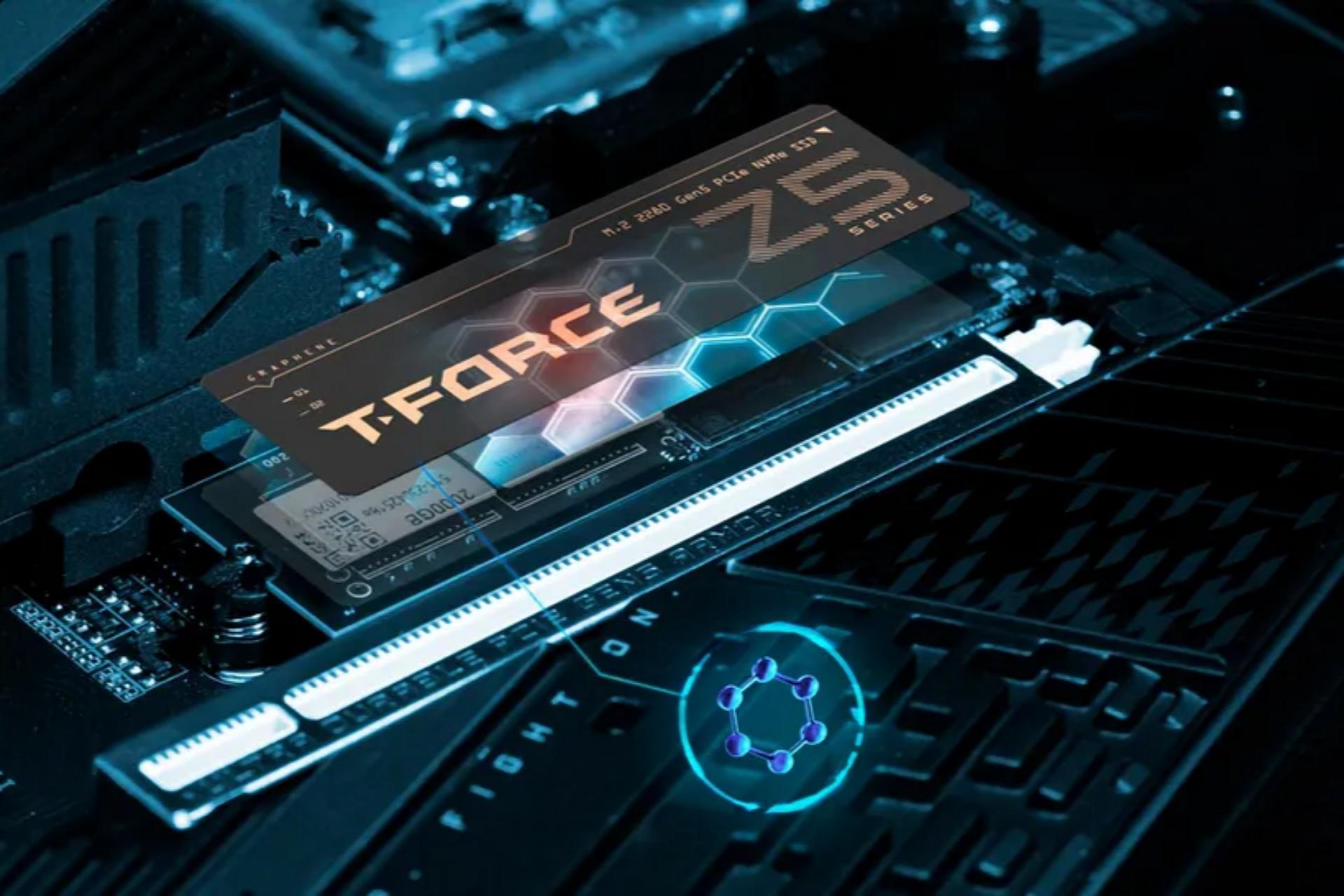 اس‌اس‌دی T-Force Z54E درحال قرارگیری در سیستم