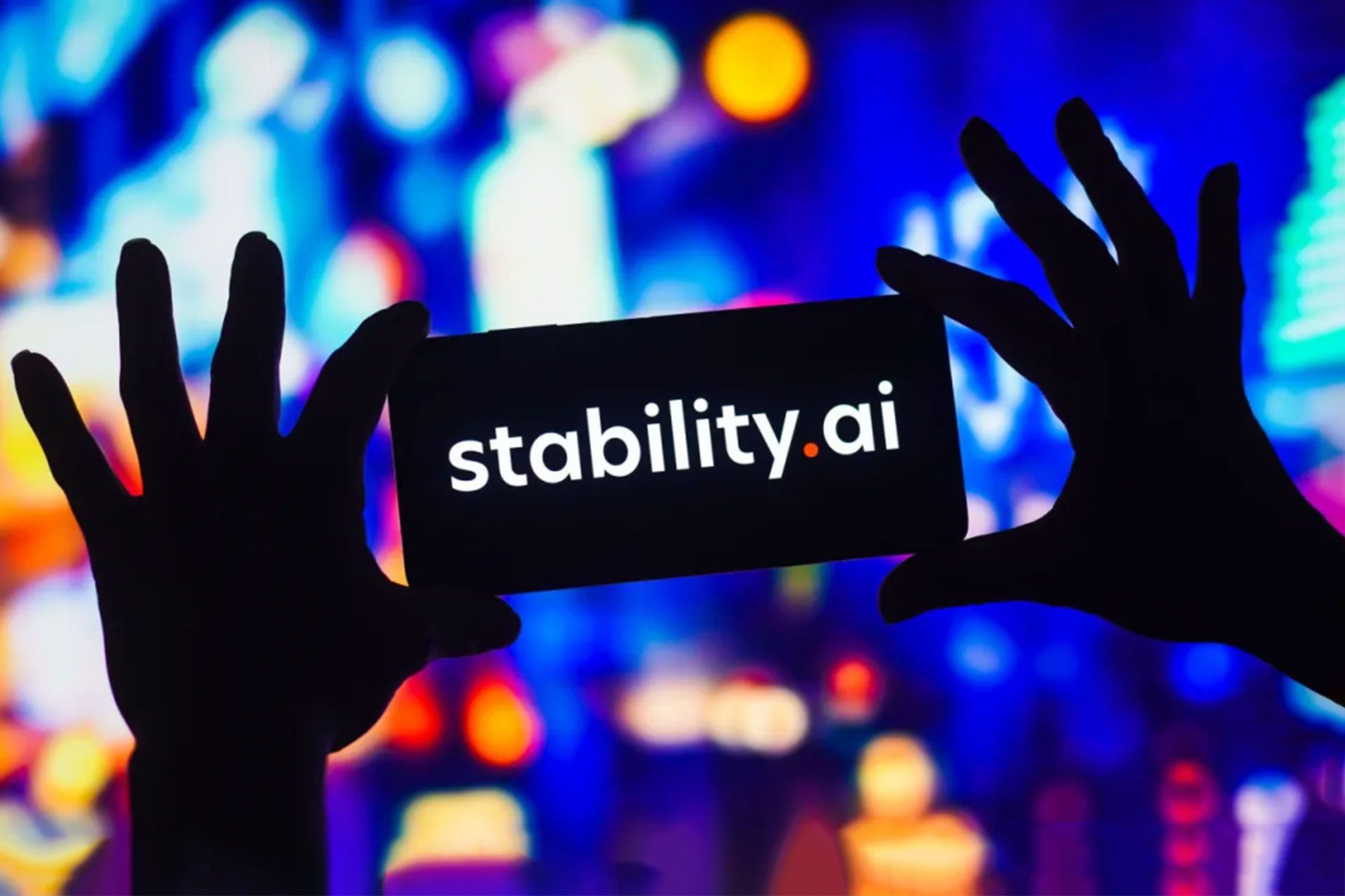 لوگو Stability AI روی صفحه‌ی گوشی که یک نفر به صورت افقی آن را گرفته است