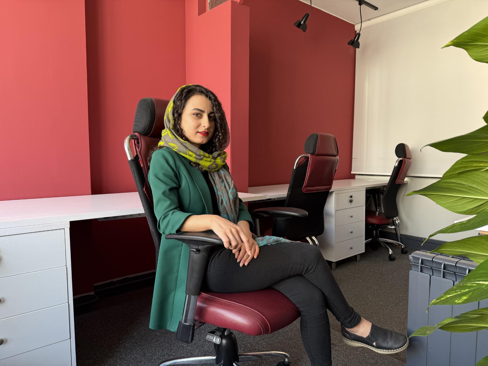 نویسنده زومیت در دفتر تحریریه - استایل عکاسی Standard آیفون ۱۶ پرو