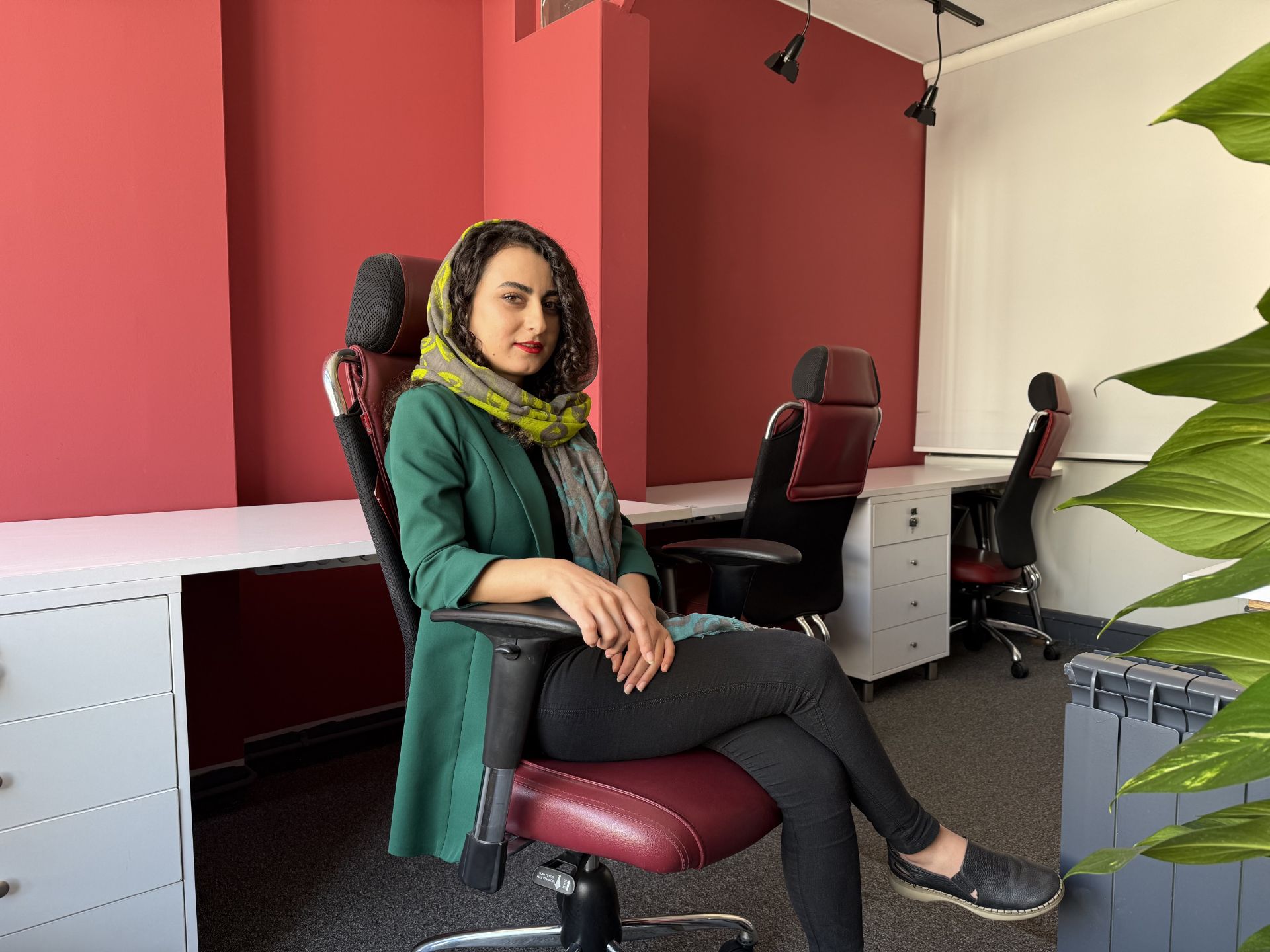 Kausar Nikomanesh, Zomit writer in the editorial office - Standard iPhone 16 Pro photography style